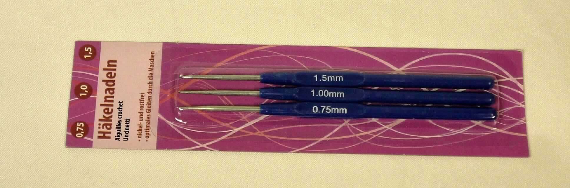 Es handelt sich um drei ca. 13,7 cm lange Häkelnadeln aus Stahl mit unterschiedlichem Durchmesser (0,75 mm, 1 mm und 1,5 mm), die mit einem Griff aus Kunststoff ausgestattet sind.
Die Häkelnadeln sind gemeinsam auf einer Blisterverpackung aufgemacht.
-Materialangaben laut Antragsteller-

Bei der aus verschiedenen Stoffen zusammengesetzten Ware bestimmt der Stahl insbesondere im Hinblick auf die Verwendung den Charakter der Ware.

Derartige Erzeugnisse gehören als "andere Nadeln aus Stahl" zur Codenummer 7319 9090 00 des Integrierten Zolltarifs der EG (TARIC).