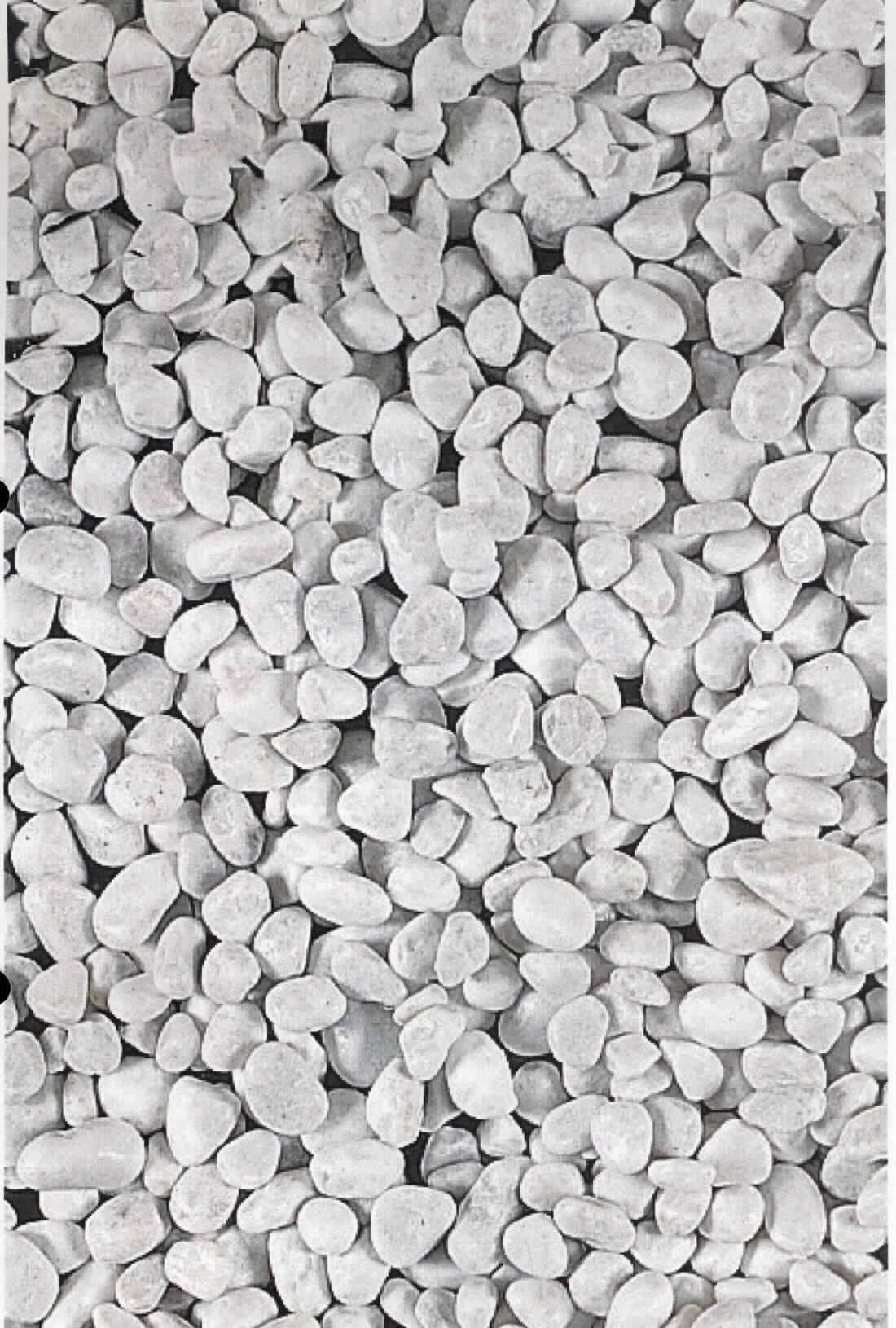 Angaben:
Kies CARRARA
Bearbeitung: getrommelt
Farbe: weiß
Material: Marmor
Herkunft: Italien 
Größe: 12-16 mm, 25 kg / Sack 
Größe: 16-25 mm, 25 kg / Sack 
Größe: 25-40 mm, 25 kg / Sack 
Größe: 40-60 mm, 25 kg / Sack

Befund:
Bearbeitete Werksteine und Waren daraus