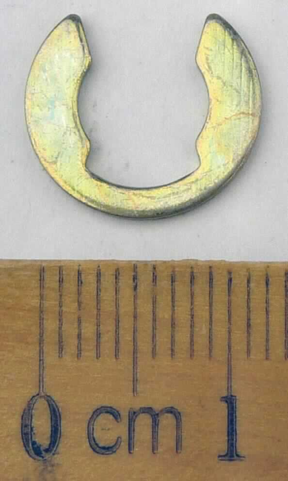 Es handelt sich um in etwa U-förmige, flache Erzeugnisse aus Federstahl ohne Gewinde. Die sog. Sprengringe dienen als Ringsicherungen (Circlips) und werden als Normteile in zivilen Flugzeugen verbaut. Sie fixieren eine Welle in einer Halterung. 
- Antragstellerangaben -
Abmessungen (maximaler Durchmesser x Höhe): ca. 14 mm x 1 mm

Abbildung siehe Anlage.

Derartige Erzeugnisse gehören als "andere Splinte und Keile aus Stahl" zum TARIC-Code 7318 2400 90.