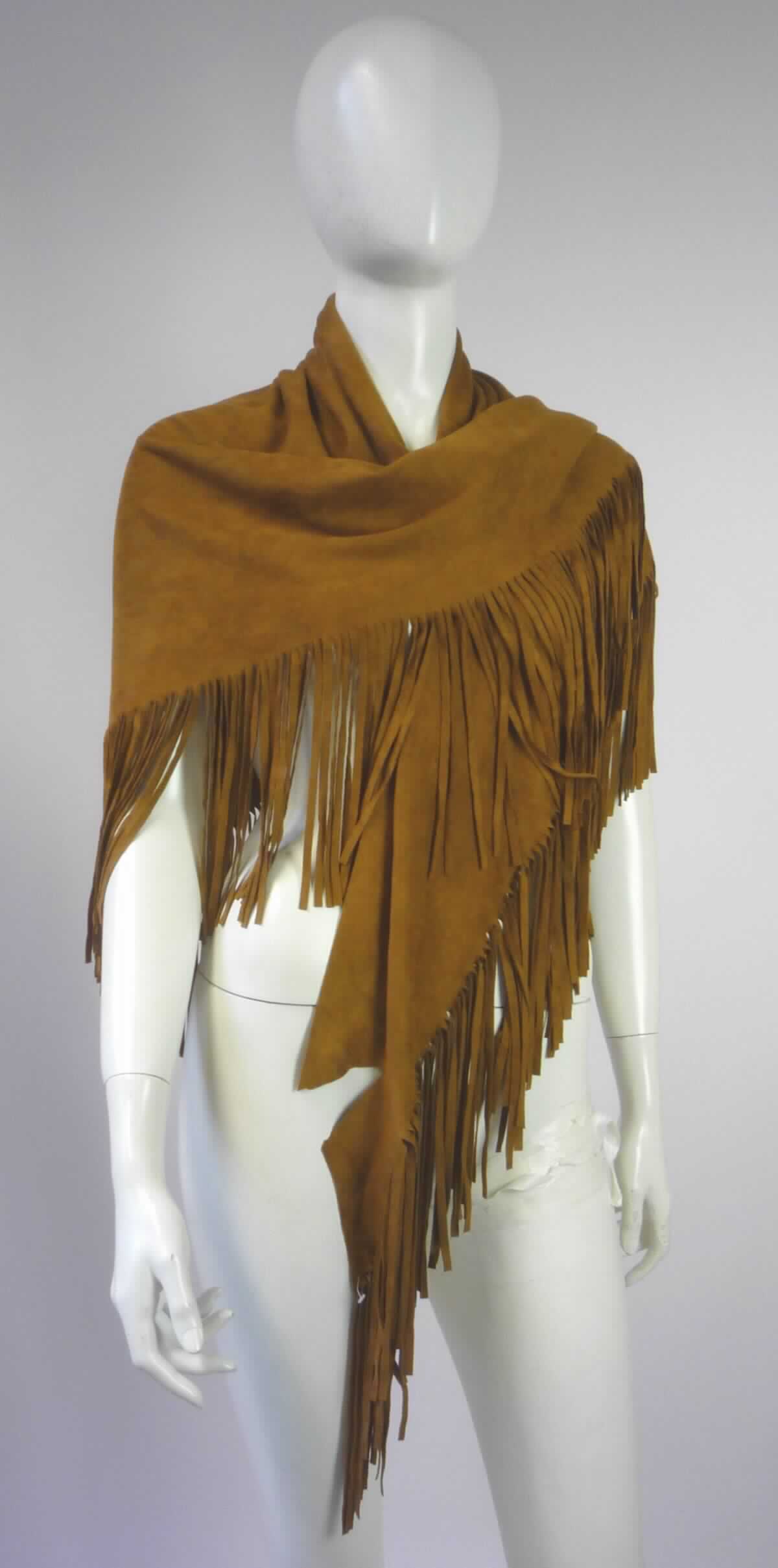 Umschlagtuch, sog. Schal / Dreieckstuch ROL - Tuck fake suede, Foto siehe Anlage,
- in dreieckiger Form (somit kein Schal); ohne Fransen mit einer Grundseitenlänge von ca. 185 cm und 
  Schenkellängen von ca. 115 cm,
- aus ca. 0,9 mm dicken, einfarbigen, beidseitig gerauten Gewirken aus laut Antrag synthetischen Chemiefasern,
- an den Schenkelseiten mit geschnittenen Fransen (somit konfektioniert),
- individuelles (selbstständiges) Einzelstück, das eine Ergänzung von Kleidung darstellt.

"Anderes konfektioniertes Bekleidungszubehör (Umschlagtuch), aus Gewirke"