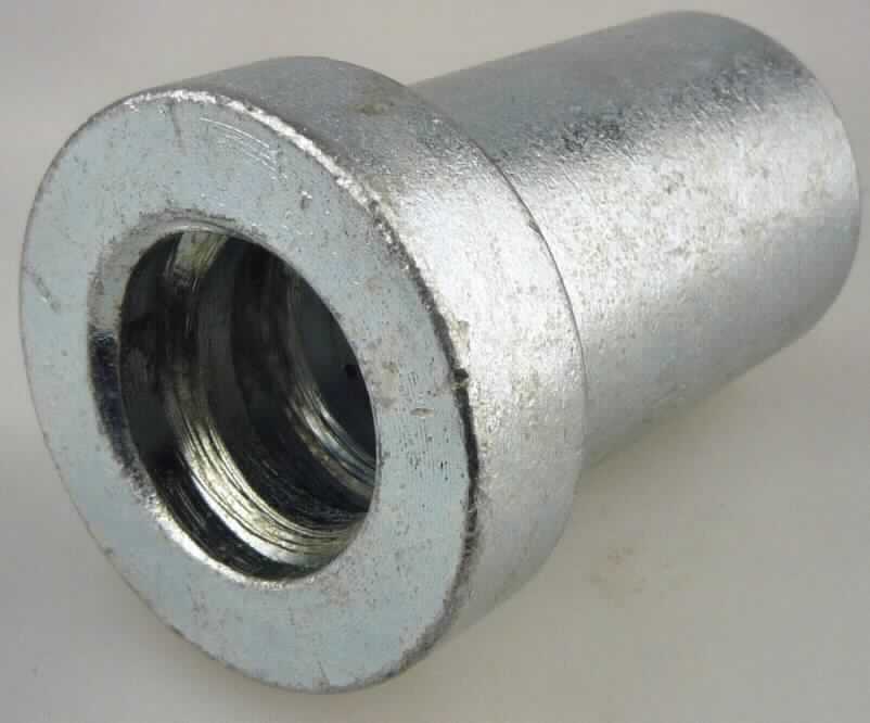 Es handelt sich um vollständig aus Stahl gefertigte, etwa 57 mm hohe hohlzylindrische Erzeugnisse, die über die gesamte Länge mit einem Innengewinde (Innendurchmesser: etwa 20 mm) ausgestattet und an einem Ende zu einem Bund ausgearbeitet sind.
Die Erzeugnisse dienen zum Befestigen und Verstellen von Schalungs- und Stützmaterial im Hoch- und Tiefbau.
Außendurchmesser (max): etwa 38 mm.
- Antragstellerangaben -

Abbildung siehe Anlage.

Derartige Erzeugnisse gehören als "Konstruktionsteile (Gerüst-, Schalungs- oder Stützmaterial) aus Stahl" zum TARIC-Code 7308 4000 00.
