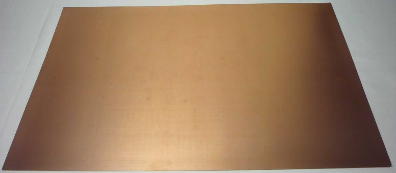 Kupferlaminat

Bei der Ware handelt es sich um ein Flacherzeugnis bestehend aus zwei Folien aus raffiniertem Kupfer, die beidseitig auf eine Grundplatte aus Teflon (Polytetrafluorethylen) mit keramikverstärktem Glasgewebe aufgebracht sind. Die Kupferfolien haben ohne Unterlage eine Dicke von weniger als 0,15 mm. Das Erzeugnis wird zur Herstellung gedruckter Schaltungen (Leiterplatten) in Hochfrequenzapplikationen verwendet.

Die Ware ist nach ihrer Beschaffenheit als Folie aus raffiniertem Kupfer, mit einer Dicke (ohne Unterlage) von 0,15 mm oder weniger, beidseitig auf einer Unterlage aus Polytetrafluorethylen, in den TARIC-Code 7410 2100 10 einzureihen.