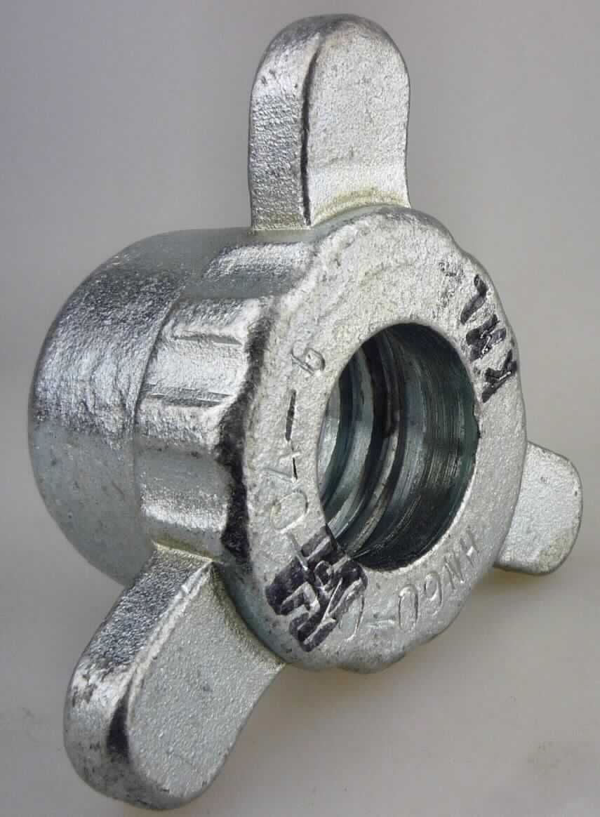 Es handelt sich um vollständig aus Stahl gefertigte, hohlzylindrische Erzeugnisse, die ein Innengewinde (Innendurchmesser: etwa 32 mm) und drei nahezu rechteckige Stege aufweisen.
Die Erzeugisse dienen zum Befestigen und Verstellen von Schalungs- und Stützmaterial im Hoch- und Tiefbau.
Abmessungen (Höhe x max. Außendurchmesser): etwa 55 mm x 110 mm.
- Antragstellerangaben -

Abbildung siehe Anlage.

Derartige Erzeugnisse gehören als "Konstruktionsteile (Gerüst-, Schalungs- und Stützmaterial) aus Stahl" zum TARIC-Code 7308 4000 00.