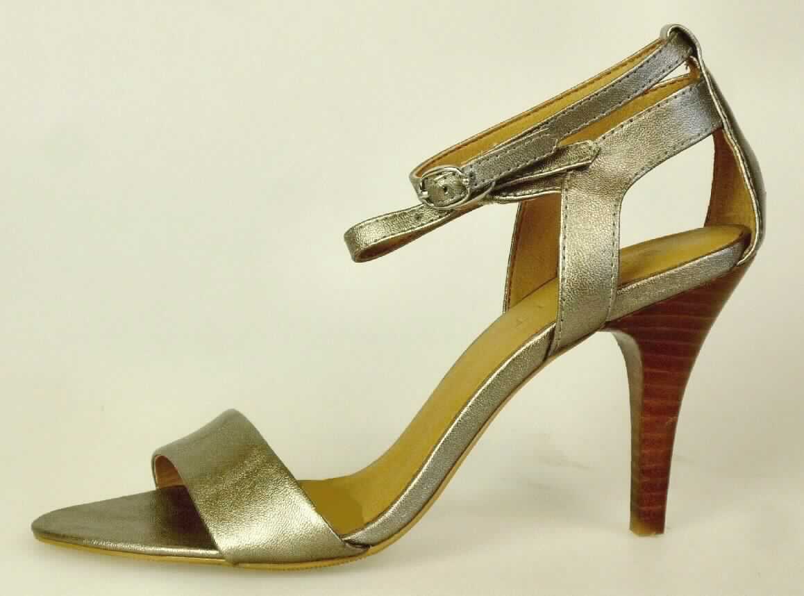Freizeitsandaletten (lt. Antrag: "Sandalen für Damen", Foto siehe Anlage)
- mit Laufsohlen aus (lt. Antrag) Kunststoff,
- mit zehenfreiem Oberteil (nicht geschlossenes Blatt; nicht mit der Sohle durch Zapfen zusammengesteckt)
  aus Kunststoff (Spinnstoff mit einer mit bloßem Auge wahrnehmbaren Außenschicht aus Kunststoff),
- seitlich mit Schnallenverschluss,
- nicht den Knöchel bedeckend,
- ohne Metallschutz in der Vorderkappe,
- mit einer größten Höhe des Absatzes und der Sohle von mehr als 3 cm

"Schuhe mit Laufsohlen und Oberteil aus Kunststoff, andere als in Pos. 6401 und in den UPos. 6402 1210 bis
 6402 9910 genannt, mit nicht geschlossenem Blatt, mit Absatz und Sohle mit einer größten Höhe von mehr als
 3 cm"