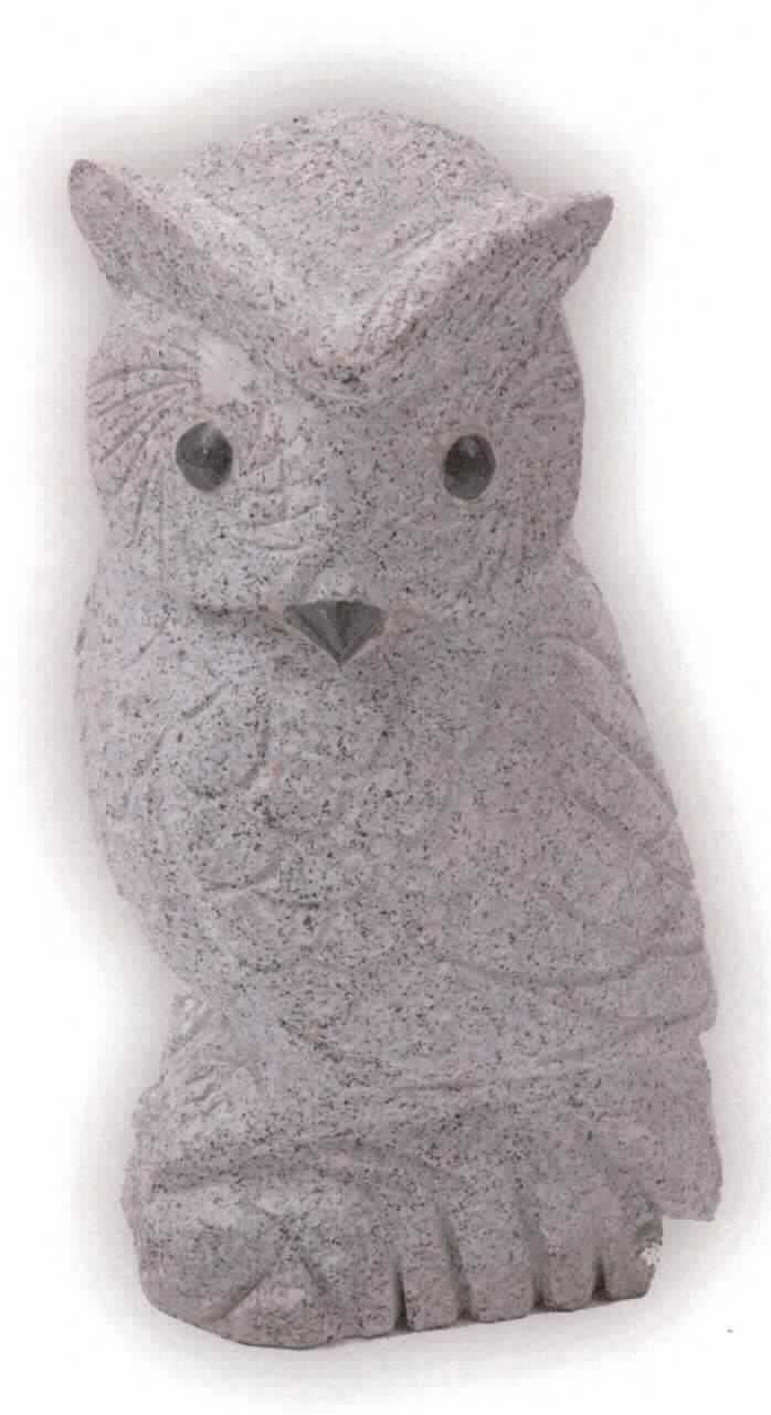 Angaben: 
Figuren EULE ELLA
Bearbeitung: Oberfläche feingestockt, polierte Augen aus schwarzem Stein. Bei diesen handgearbeiteten Steinmetzarbeiten handelt es sich um Unikate, die in Struktur und Form variieren können. 
Farbe: grau
Material: Granit
Herkunft: China 
Größe: 40 cm, 20 kg / Stück

Befund:
Bearbeitete Werksteine und Waren daraus