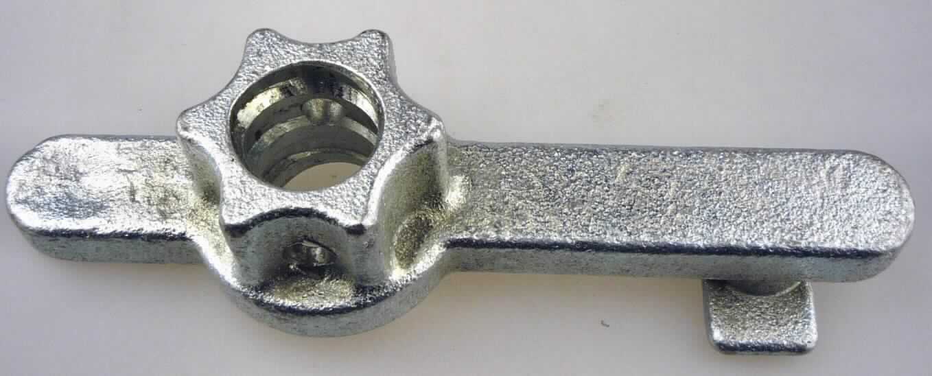 Es handelt sich um vollständig aus Stahl gefertigte, etwa 32 mm hohe, hohlzylindrische Erzeugnisse mit sternförmigem Kraftangriff und mit Innengewinde (Innendurchmesser: etwa 20 mm) sowie zwei Lochungen. Die Erzeugnisse weisen zwei nahezu rechteckige, unterschiedlich lange sog. Flügeln auf. Ein "Flügel" ist auf der Unterseite zu einem nahezu rechteckigen Steg ausgearbeitet.
Gesamtlänge: etwa 150 mm.
Die Erzeugnisse dienen zum Befestigen und Verstellen von Schalungs- und Stützmaterial im Hoch- und Tiefbau.
- Antragstellerangaben -

Abbildung siehe Anlage.

Derartige Erzeugnisse gehören als "Konstruktionsteile (Gerüst-, Schalungs- und Stützmaterial) aus Stahl" zum TARIC-Code 7308 4000 00.