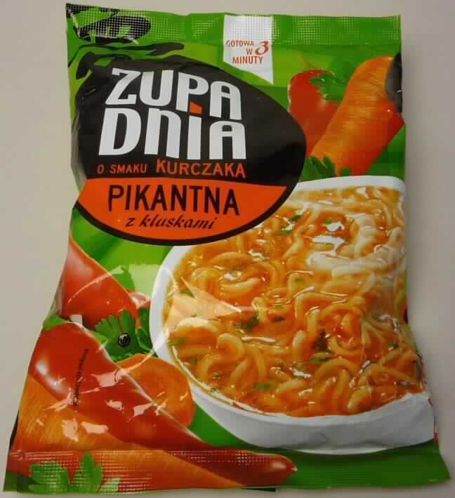Instant Nudelsuppe

Antragsangaben: 
ZUPA DNIA o smaku kurczaka pikantna z kluskami 
Die Geschmacksrichtung dieses Nudelgerichtes wird durch die Zugabe einer Gewürzmischung bestimmt, die sich 
neben den gepressten Nudeln in einer extra Packung im Inneren der Originalverpackung befindet (Soup base). 
Die zweite Tüte beinhaltet Pflanzenöl. Zubereitung des Nudelgerichtes: Nudeln zerbröckeln und in eine Schüssel 
geben, Gewürze hinzufügen, mit kochendem Wasser übergießen (400 ml), zudecken, 3 Minuten ziehen lassen, 
umrühren.

Beschreibung des vorgelegten Warenmusters:
Hellbraune, dünne (Durchmesser ca. 2 mm), gewellte, krosse, fettig-geröstet schmeckende Fadennudeln in 
Form eines Blocks (ca. 9 cm  x 8 cm x 2 cm). Beiliegend ein Folienbeutel mit gelbem, trübem Gewürzöl und ein 
Folienbeutel mit einem hellbraunen, kristallinen Suppenpulver mit kleinen getrockneten Gemüsestückchen.
Die genannten Bestandteile sind gemeinsam verpackt in einem verschweißten Originalbeutel mit Angaben zum 
Produkt (in polnisch, auszugsweise): "ZUPA DNIA  -o smaku kurczaka - pikantna z kluskami; 65 g", zu den Zutaten (siehe Feld 8) und zur Zubereitung (siehe Antragsangaben). Es liegt eine Warenzusammenstellung in Aufmachung für den Einzelverkauf vor, die zur Herstellung einer Nudelsuppe vorgesehen ist. Der Charakter wird durch die Nudeln bestimmt, da diese den größten Teil der Ware ausmachen.

Teigware, durch Frittieren zubereitet, nicht getrocknet