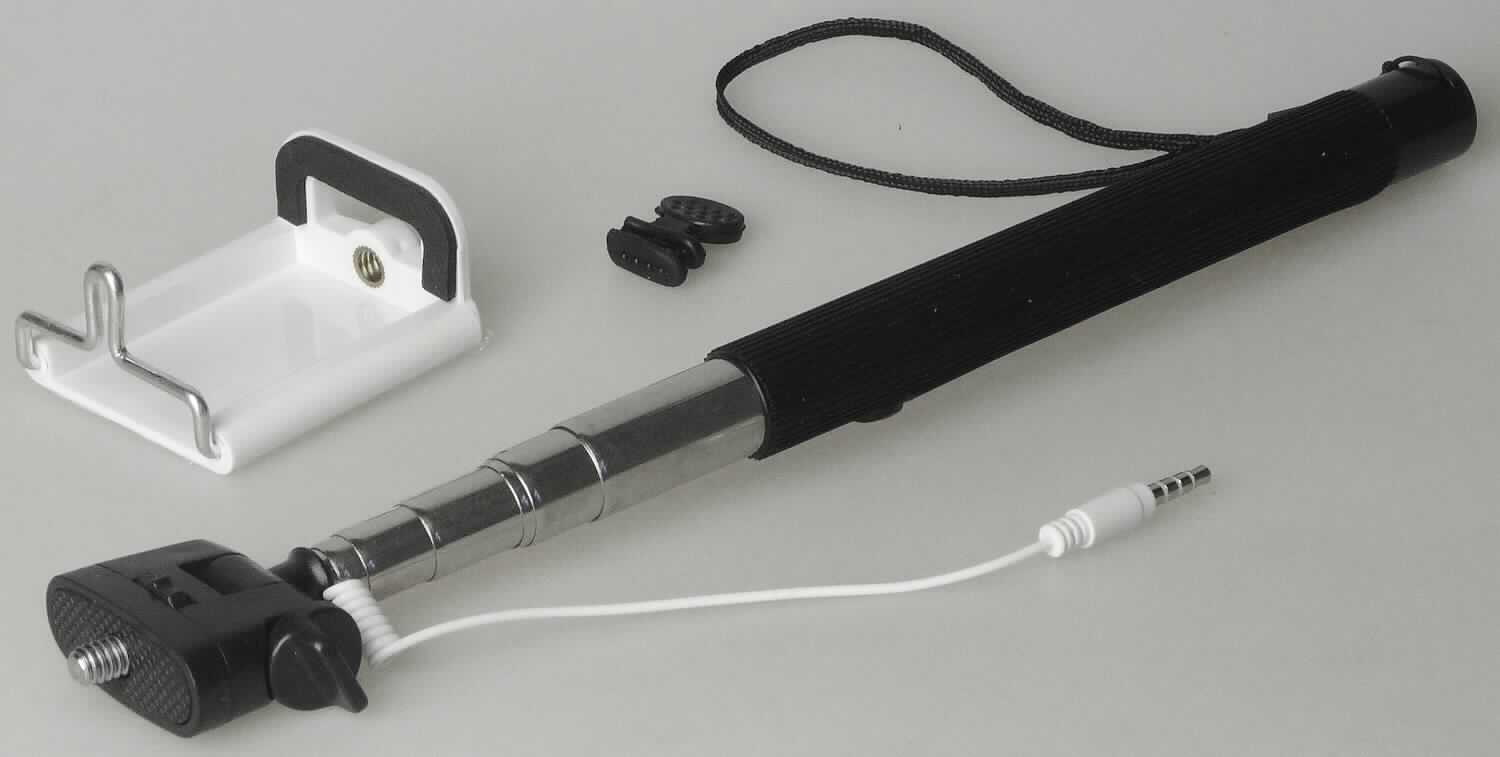 Es handelt sich bei dem Erzeugnis um einen sogenannten Selfie-Stick. Der Selfie-Stick ist eine aus verschiedenen Bestandteilen zusammengesetzte Ware. Er besteht im Wesentlichen aus einer auf ca. 850 mm ausziehbaren Teleskopstange mit Griff und einer beweglichen, in der Größe auf verschiedene Mobiltelefone einzustellenden Halterung für ein Mobiltelefon am oberen Ende und einem Fernauslöser im Griff, der mit einem Anschlusskabel zum Anschluss des Mobiltelefons am oberen Teil verbunden ist. Der Selfie-Stick wird ähnlich einem einbeinigen Stativ zur Fertigung von Fotografien mit dem Mobiltelefon verwendet, wobei die Bildauslösung durch die kabelgebundene Fernsteuerung erfolgt. Er ist mit einer Handschlaufe ausgestattet.

Das einbeinige Stativ bestimmt den Charakter der zusammengesetzten Ware im Hinblick auf die Verwendung. Die Teleskopstange besteht aus Stahl, während die Halterung aus Kunststoff besteht. Der Charakter der aus verschiedenen Stoffen bestehenden Ware wird im Hinblick auf die Verwendung und den Umfang durch den Stahl bestimmt.

Das in einer Pappschachtel verpackte Erzeugnis ist als "Einbeinstativ, nicht von der Unterposition (KN) 9620 0010 erfasst, nicht aus Aluminium oder Kunststoff" einzureihen.