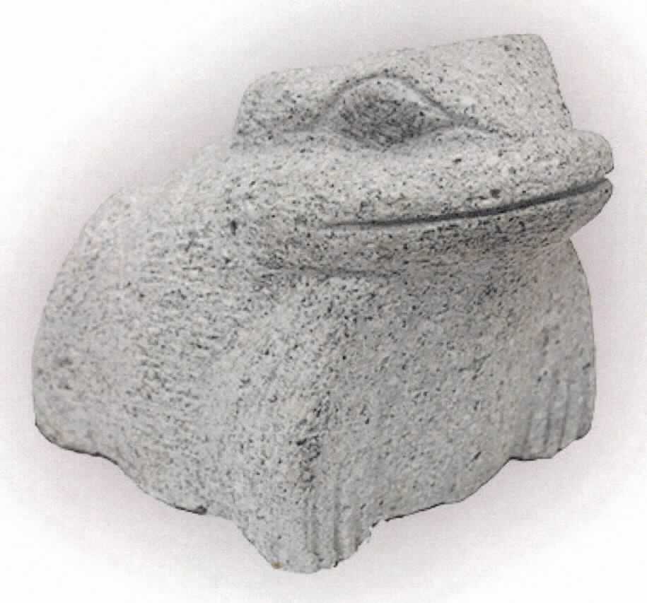 Angaben: 
Figuren FROSCH
Bearbeitung: Oberfläche feingestockt. Bei diesen handgearbeiteten Steinmetzarbeiten handelt es sich um Unikate, die in Struktur und Form variieren können. 
Farbe: grau
Material: Granit
Herkunft: China 
Größe: 20 cm, 11 kg / Stück 
Größe: 45 cm, 45 kg / Stück

Befund:
Bearbeitete Werksteine und Waren daraus