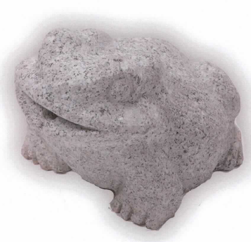 Angaben: 
Figuren FROSCH FONTI
Bearbeitung: Oberfläche feingestockt, mit Mundöffnung. Bei diesen handgearbeiteten Steinmetzarbeiten handelt es sich um Unikate, die in Struktur und Form variieren können. 
Farbe: grau
Material: Granit
Herkunft: China 
Größe: 20 cm, 11 kg / Stück 
Größe: 45 cm, 45 kg / Stück

Befund:
Bearbeitete Werksteine und Waren daraus