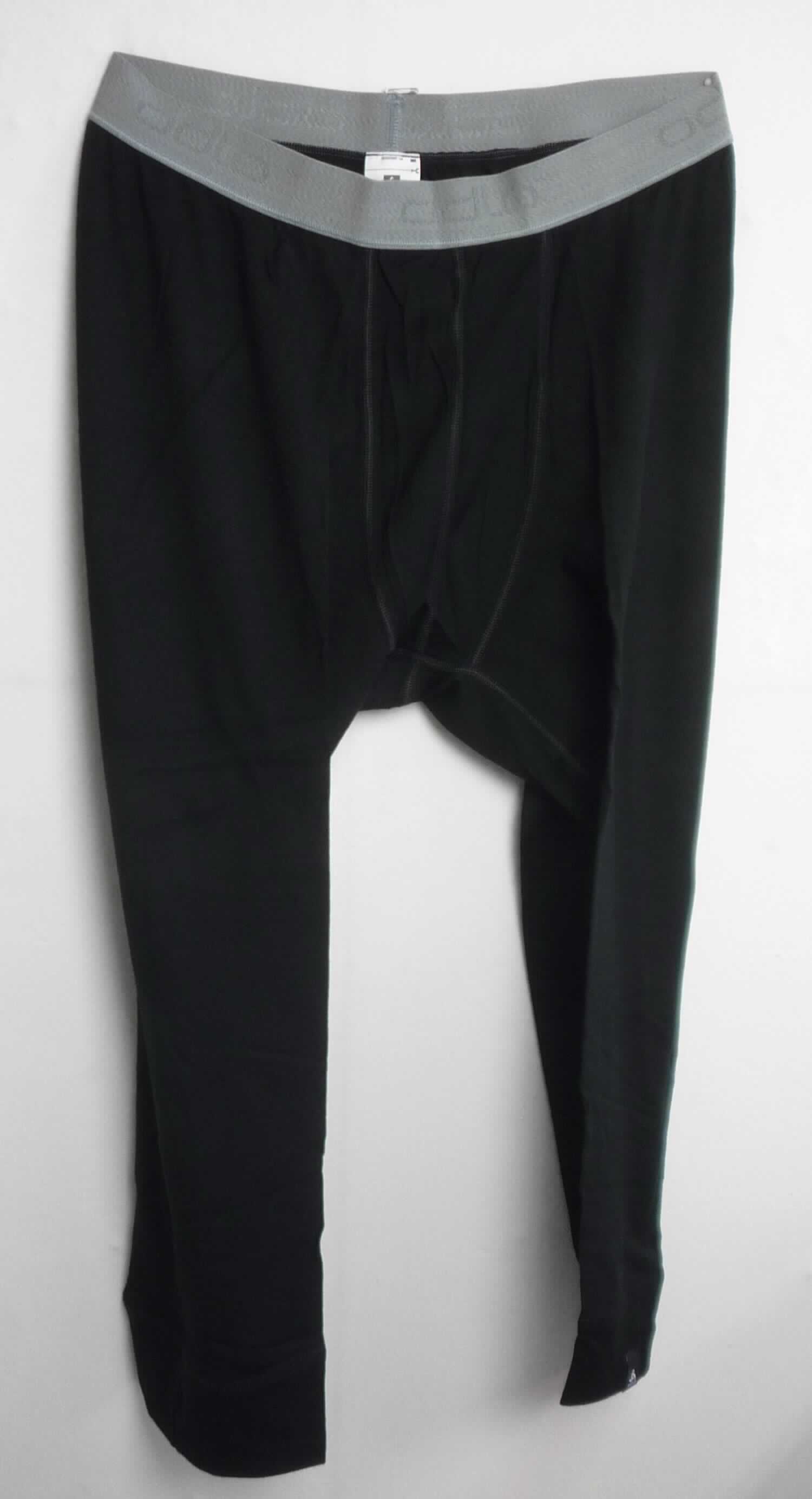 Lange Unterhose, sog. Pants 3/4 REVOLUTION, Art. 110442, Größe L, Foto siehe Anlage,
- aus ca. 0,7 mm dicken, einfarbigen Gewirken aus laut Antrag 100 % Schurwolle (Merino),
- in der Taille abschließend mit einem ca. 3,7 cm breiten, elastischen Taillenbund,
- ohne Eingriff, ohne Öffnung und ohne Verschluss,
- aufgrund des Schnitts eindeutig als Männerkleidung erkennbar,
- alle Nähte sind als flache Überwendlichnähte gearbeitet,
- mit 3/4-langen Hosenbeinen, an den Beinabschlüssen mit angesetzten, doppelt gearbeiteten Bündchen,
- erfüllt die Merkmale zur Einreihung als Unterhose, somit keine Ware der Position 6103.

"Unterhose, aus Gewirken, für Männer, aus Wolle"