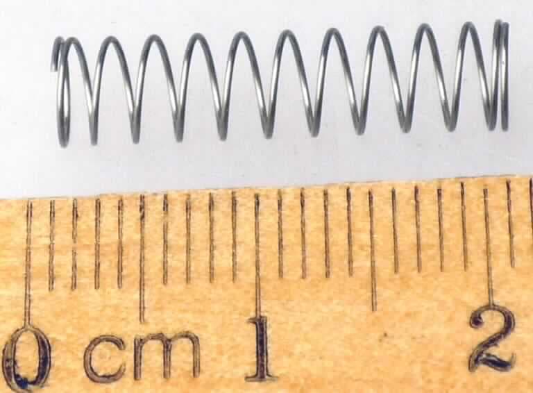 Es handelt sich um aus Stahldraht hergestellte, kaltgeformte, schraubenlinienförmige Druckfedern mit kreisförmigem Querschnitt. 
Die Erzeugnisse werden in den Motor einer Membranpumpe eingebaut und drücken dort die Kohlebürste an den Kollektor des Motors.
Abmessungen: Außendurchmesser: etwa 5,1 mm, Länge: etwa 20,5 mm.
- Antragstellerangaben -

Abbildung siehe Anlage.

Derartige Erzeugnisse gehören als "andere schraubenlinienförmige Druckfedern (keine Kegelstumpffedern), aus Stahl" zur Codenummer 7320 2081 90 0 des Elektronischen Zolltarifs.