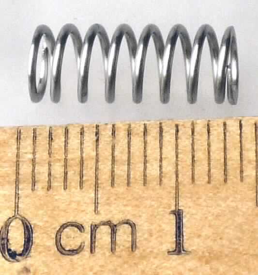 Es handelt sich um aus Stahldraht hergestellte, kaltgeformte, schraubenlinienförmige Druckfedern mit kreisförmigem Querschnitt.
Die Erzeugnisse werden in den Motor einer Membranpumpe eingebaut und halten dort das Überdruckventil geschlossen.
Abmessungen: Außendurchmesser: etwa 5,2 mm, Länge: etwa 13,0 mm.
- Antragstellerangaben -

Abbildung siehe Anlage.

Derartige Erzeugnisse gehören als "andere schraubenlinienförmige Druckfedern (keine Kegelstumpffedern), aus Stahl" zur Codenummer 7320 2081 90 0 des Elektronischen Zolltarifs.
