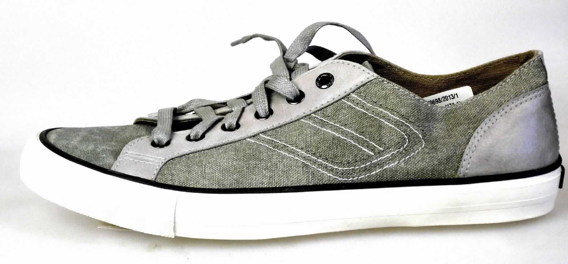 Halbschuhe (lt. Antrag: "Sneaker für Männer", Foto siehe Anlage)
- mit Laufsohlen aus (lt. Antrag) Kunststoff,
- mit Oberteil (geschlossenes Blatt) aus Kunststoff (Spinnstoff mit einer mit bloßem Auge wahrnehmbaren 
  Außenschicht aus Kunststoff; den größten Teil der Außenfläche bildend) und Spinnstoff,
- auf das Oberteil ist ein Hinterriemen aus Kunststoff als Verstärkungsteil aufgesetzt,
- mit Schnürsenkelverschluss, 
- ohne Metallschutz in der Vorderkappe,
- nicht mit Dornen, Krampen, Klammern, Stollen oder ähnlichen Vorrichtungen versehen 
  oder für deren Anbringung hergerichtet (keine Sportschuhe),
- nicht den Knöchel bedeckend,
- mit einer Länge der Innensohle von mehr als 24 cm,
- für Männer (u. a. weiter Schnitt)

"Schuhe mit Laufsohlen und Oberteil aus Kunststoff, andere als in der Position 6401 
 und in den Unterpositionen 6402 1210 bis 6402 9991 genannt, für Männer"