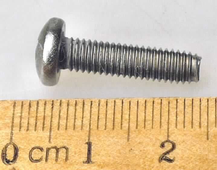 Es handelt sich um Schrauben aus nicht rostendem Stahl (Werkstoffnummer: 1.4006), mit Rundkopf mit Kreuzschlitz, mit bis zum Kopf reichendem, metrischem Gewinde mit stumpfem Gewindeende. Die Erzeugnisse sind nicht aus vollem Material gedreht.
Gesamtlänge: etwa 21,7 mm
Gewindedurchmesser: 4,6 mm
- Antragstellerangaben -

Abbildung siehe Anlage.

Derartige Erzeugnisse gehören als "andere Schrauben aus nicht rostendem Stahl, mit Gewinde, mit Kopf mit Kreuzschlitz" zur Codenummer 7318 1551 99 0 des Elektronischen Zolltarifs.