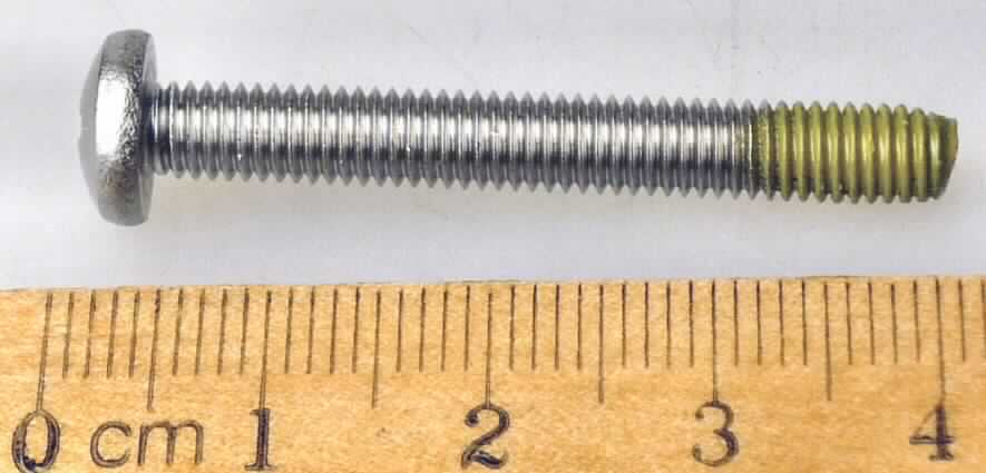 Es handelt sich um Schrauben aus nicht rostendem Stahl (Werkstoffnummer 1.4006), mit Rundkopf mit Kreuzschlitz, mit bis zum Kopf reichendem, metrischem Gewinde mit stumpfem Gewindeende. Die Erzeugnisse sind nicht aus vollem Material gedreht.
Gesamtlänge: etwa 41,0 mm
Gewindedurchmesser: etwa 4,9 mm
- Antragstellerangaben -

Abbildung siehe Anlage.

Derartige Erzeugnisse gehören als "andere Schrauben aus nicht rostendem Stahl, mit Gewinde, mit Kopf mit Kreuzschlitz" zur Codenummer 7318 1551 99 0 des Elektronischen Zolltarifs.