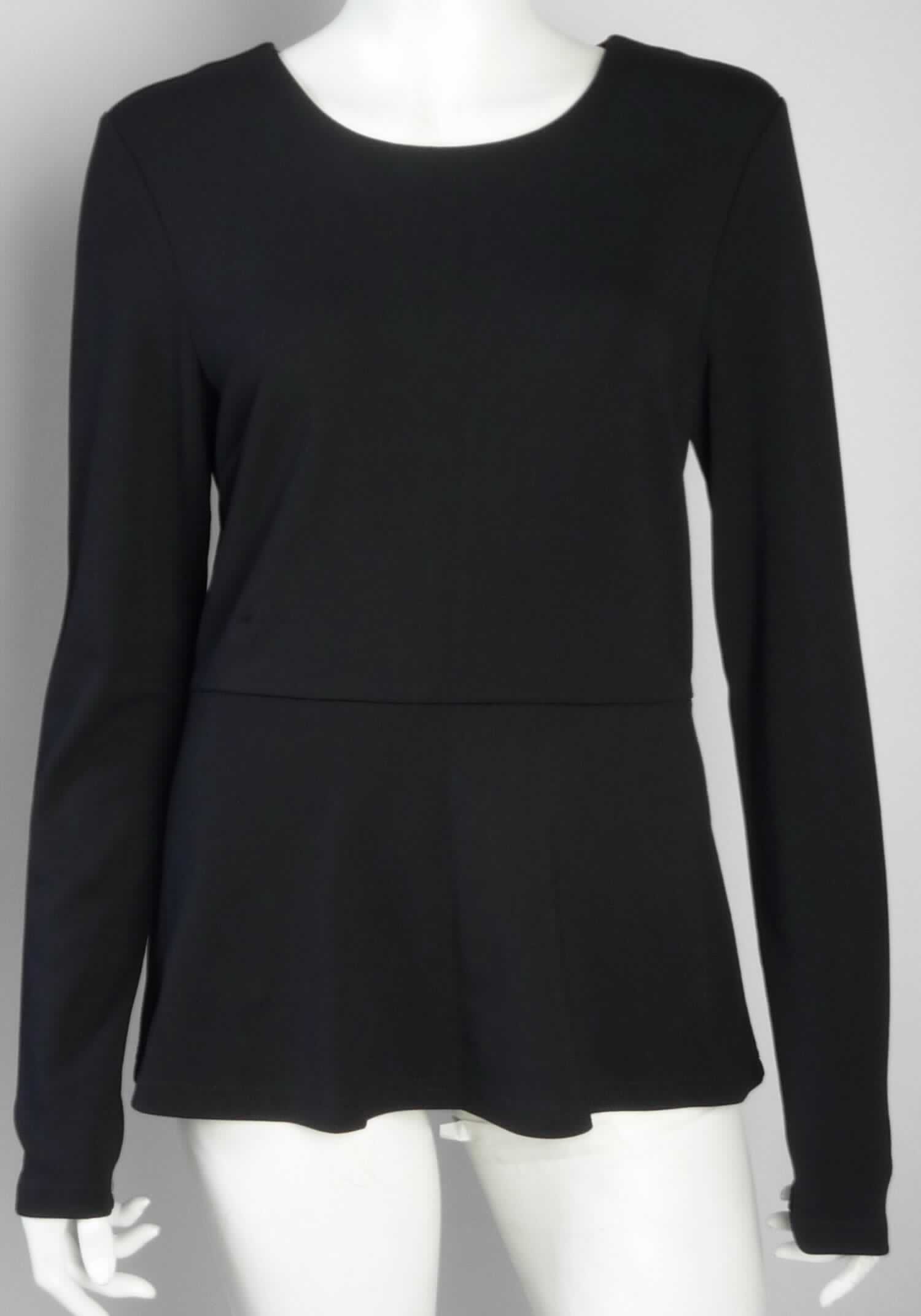 Bluse, sog. Damenpullover, Model 515, Größe 38, Foto siehe Anlage,
- aus ca. 0,8 mm dicken (leichten), einfarbigen Gewirken aus laut Antrag 73 % Viskose (künstliche Chemiefasern), 
  23 % Polyamid und 4 % Elasthan (beides synthetische Chemiefasern); mit durchschnittlich mehr als 10 Maschen 
  in jeder Richtung je linearen Zentimeter,
- über die Taille reichend (Rückenlänge: ca. 68 cm), hinten abgerundet, vorn gerade und bis zu 4 cm kürzer  
  gearbeitet;
- mit einem runden Halsausschnitt,
- hinten mit einer kurzen Öffnung mit Reißverschluss und einem Knopf mit Schlaufe, 
- mit Brustabnähern (erkennbar Frauenkleidung),
- mit langen Ärmeln, an den Ärmelenden durch Umschlagen und Festnähen gesäumt,
- unterhalb der Taille leicht ausgestellt,
- am unteren Rand durch Umschlagen und Festnähen gesäumt,
- erfüllt die Merkmale zur Einreihung als Bluse, somit keine Ware der Position 6110.

"Bluse, aus Gewirken, für Frauen, aus Chemiefasern"