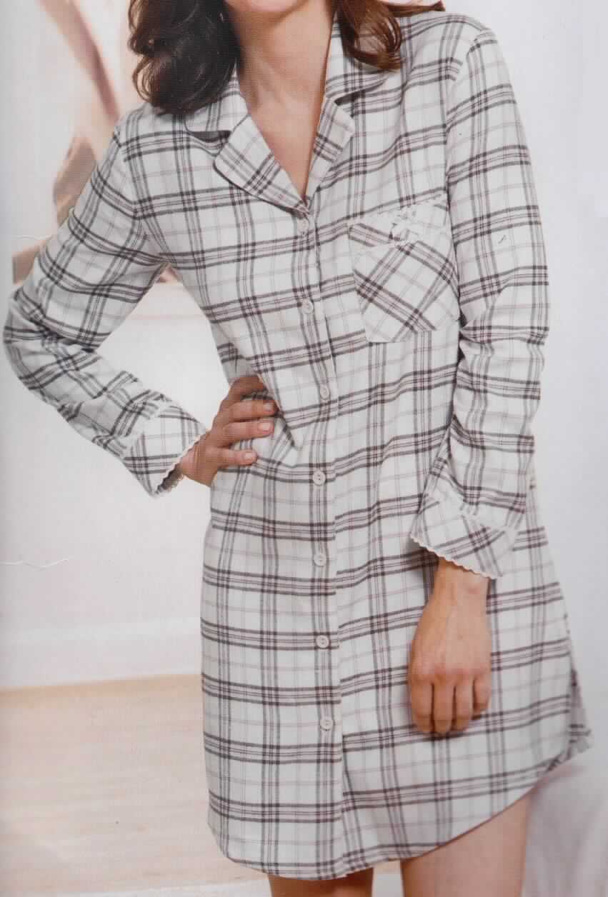 Nachthemd, sog. Damen-Flanell-Sleepshirt, Größe 44/46, Foto siehe Anlage,
- nach Schnitt (weit), Material, Ausstattung und Farbe (Pastelltöne) erkennbar dazu bestimmt, ausschließlich
  oder im Wesentlichen als Nachtkleidung im Bett getragen zu werden,
- aus ca. 0,7 mm dicken, buntgewebten, beidseitig gerauten Geweben (sog. Flanell) aus laut Antrag
  100% Baumwolle,
- über den halben Oberschenkel hinausreichend (Rückenlänge: ca. 92 cm),
- mit einem V-förmigen Halsausschnitt mit Reverskragen,
- vorn mit einer durchgehenden Öffnung mit Knopfverschluss von rechts über links (Frauenkleidung),
- mit langen Ärmeln, mit manschettenartig gearbeiteten Ärmelenden mit Zierborten,
- mit einer aufgesetzten Brusttasche,
- am unteren, gerundeten Rand durch Umschlagen und Festnähen gesäumt; mit ca. 8 cm hohen Seitenschlitzen.

"Nachthemd aus Geweben, für Frauen, aus Baumwolle"