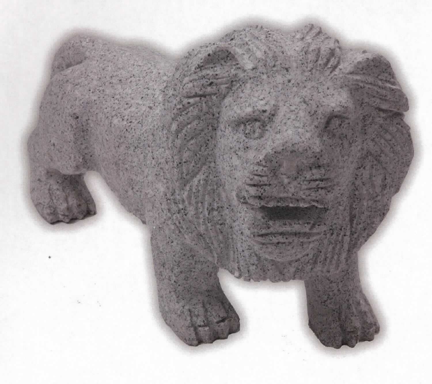 Angaben: 
Figuren LÖWE MORITZ 
Bearbeitung: Oberfläche feingestockt. Bei diesen handgearbeiteten Steinmetzarbeiten handelt es sich um Unikate, die in Struktur und Form variieren können.
Farbe: grau 
Material: Granit 
Herkunft: China 
Größe: 30 cm 10 kg / Stück 
Größe: 45 cm 30 kg / Stück

Befund:
Bearbeitete Werksteine und Waren daraus