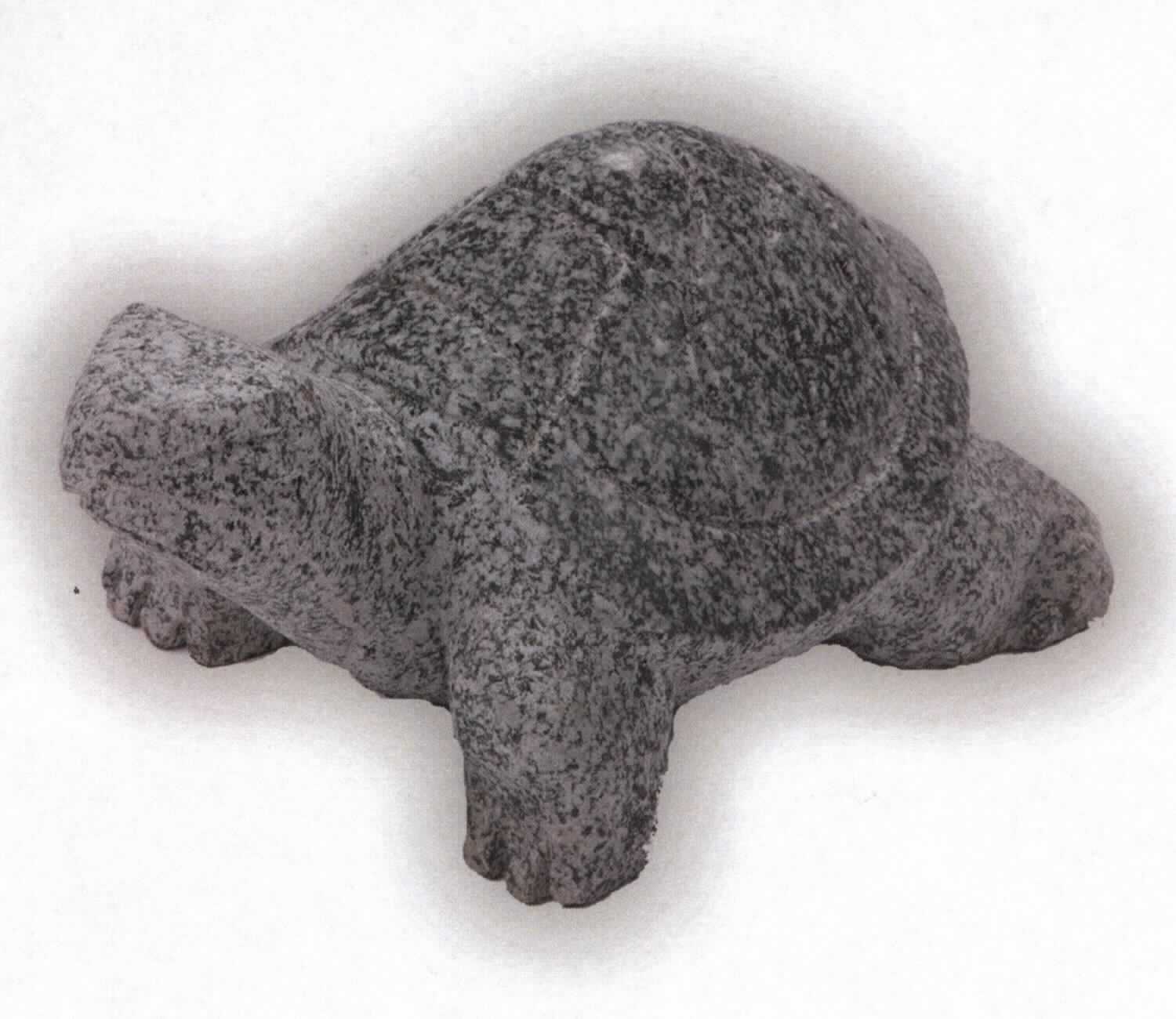 Angaben:
Figuren SCHILDKRÖTE SPARKIE 
Bearbeitung: gestockt & poliert. Bei diesen handgearbeiteten Steinmetzarbeiten handelt es sich um Unikate, die in Struktur und Form variieren können. 
Farbe: anthrazit 
Material: Granit 
Herkunft: China 
Größe: 10 cm 1 kg / Stück 
Größe: 20 cm 3 kg / Stück

Befund:
Bearbeitete Werksteine und Waren daraus