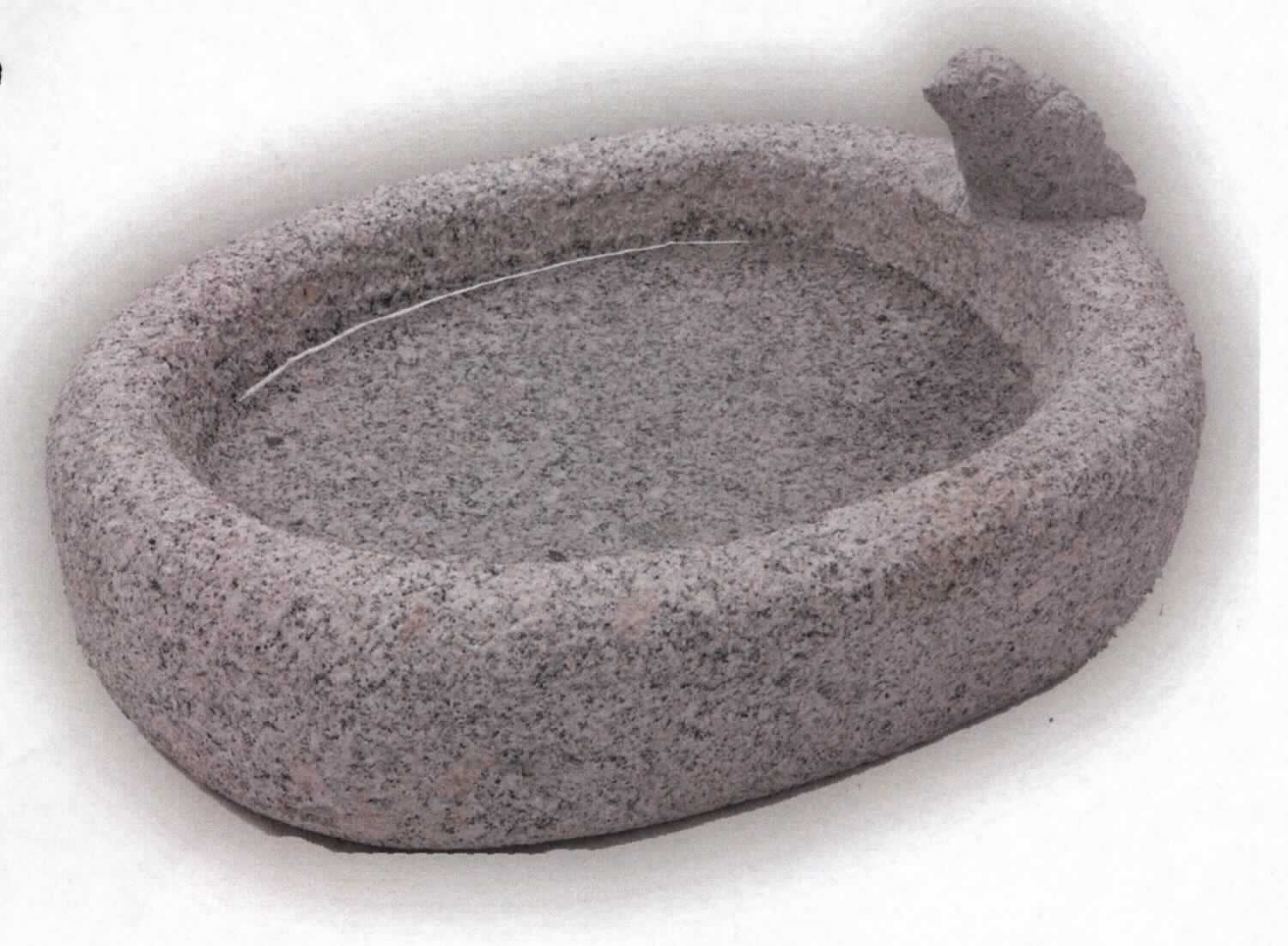 Angaben: 
Figuren VOGELBAD BIRDY 
Bearbeitung: rund mit Vogel, gestockt. Bei diesen handgearbeiteten Steinmetzarbeiten handelt es sich um Unikate, die in Struktur und Form variieren können. 
Farbe: grau 
Material: Granit 
Herkunft: China 
Größe: dia. 30 cm 10 kg / Stück

Befund:
Bearbeitete Werksteine und Waren daraus