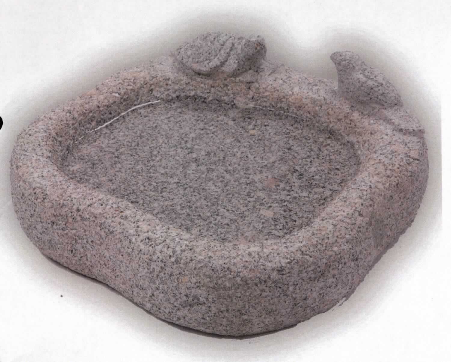Angaben: 
Figuren VOGELBAD TARTARUGA 
Bearbeitung: mit Schildkröte, gestockt. Bei diesen handgearbeiteten Steinmetzarbeiten handelt es sich um Unikate, die in Struktur und Form variieren können. 
Farbe: grau 
Material: Granit 
Herkunft: China 
Größe: dia. 40 cm 20 kg / Stück

Befund:
Bearbeitete Werksteine und Waren daraus