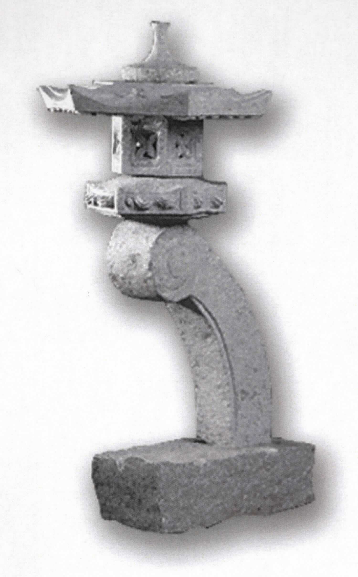 Angaben: 
Gartenlampe RANKEI 
Bearbeitung: feingestockt. Bei diesen handgearbeiteten Steinmetzarbeiten handelt es sich um Unikate, die in Struktur und Form variieren können. 
Farbe: grau 
Material: Granit 
Herkunft: China 
Größe: 100 cm 70 kg / Stück

Befund:
Bearbeitete Werksteine und Waren daraus
