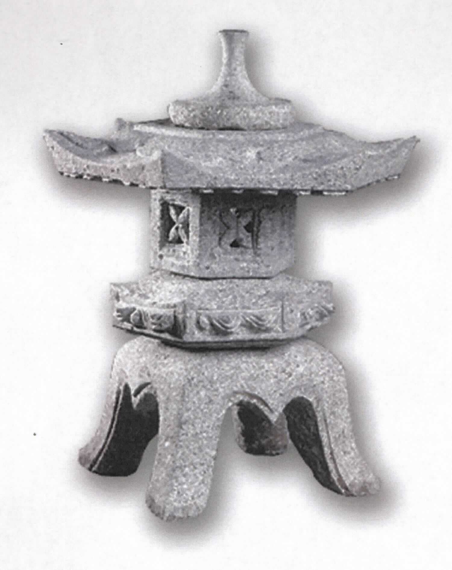 Angaben: 
Gartenlampe ROKKAKU YUKIMI 
Bearbeitung: feingestockt. Bei diesen handgearbeiteten Steinmetzarbeiten handelt es sich um Unikate, die in Struktur und Form variieren können. 
Farbe: grau 
Material: Granit 
Herkunft: China 
Größe: 50 cm 60 kg / Stück

Befund:
Bearbeitete Werksteine und Waren daraus