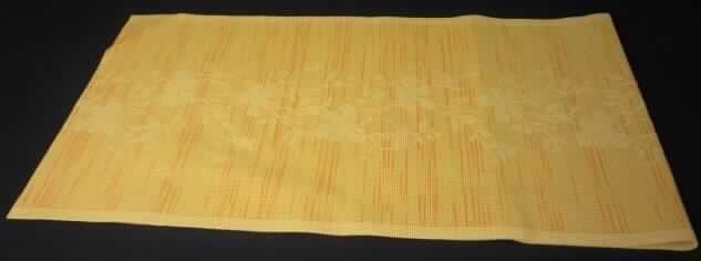 Es handelt sich um einen etwa 40 x 150 cm großen Tischläufer aus einem - lt. wissenschaftlicher Untersuchung - Polyestergewebe, das vollständig in Schaumkunststoff aus PVC, einem Kunststoff im Sinne der Anmerkung 1 zu Kapitel 39, eingebettet ist. Die Ware ist mit einem floralen Muster versehen und aufgrund der Gitterstruktur weiter bearbeitet als nach Anmerkung 10 zu Kapitel 39 zugelassen. 

Der Tischläufer ist in einem Polybeutel für den Einzelverkauf aufgemacht. 

Zolltariflich liegt ein "Artikel für den Tischgebrauch, aus Kunststoffen" vor.