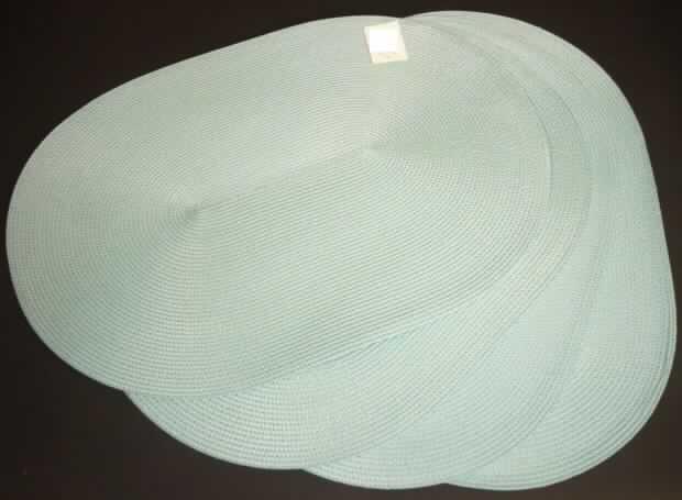 Ware zur Innenausstattung (Platzdeckchen), sog. Platzset, siehe Foto,
- als Sortiment aus 4 Platzdeckchen für den Einzelverkauf zusammengestellt,
- aus 2,7 mm dicken, einfarbigen, bandförmigen Geflechten aus Streifen aus synthetischer
  Spinnmasse (laut Antrag Polypropylen), mit einer augenscheinlichen Streifenbreite von
  weniger als 5 mm (damit keine Ware des Kapitels 39),
- spiralförmig in ovaler Form zusammengenäht (damit konfektioniert), in den Abmessungen 
  laut Antrag von 35 cm x 50 cm, 
- wird insbesondere wegen der Art des Geflechts und der Steifheit des Materials 
  üblicherweise nicht gewaschen und kennzeichnet sich aufgrund des Verwendungszwecks
  und der Ausstattung als Ware zur Innenausstattung (somit keine Tischwäsche der
  Position 6302).