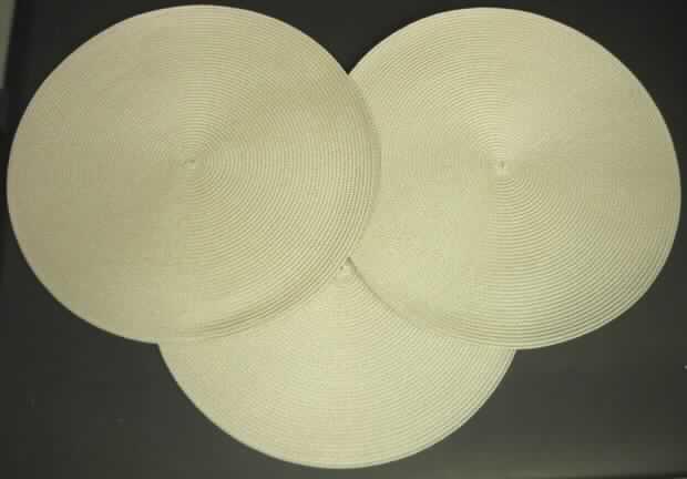 Ware zur Innenausstattung (Platzdeckchen), sog. Platzset, siehe Foto,
- als Sortiment aus 4 Platzdeckchen für den Einzelverkauf zusammengestellt,
- aus 2,7 mm dicken, einfarbigen, bandförmigen Geflechten aus Streifen aus synthetischer
  Spinnmasse (laut Antrag Polypropylen), mit einer augenscheinlichen Streifenbreite von
  weniger als 5 mm (damit keine Ware des Kapitels 39),
- spiralförmig in runder Form zusammengenäht (damit konfektioniert), mit einem
  Durchmesser laut Antrag von 40 cm, 
- wird insbesondere wegen der Art des Geflechts und der Steifheit des Materials 
  üblicherweise nicht gewaschen und kennzeichnet sich aufgrund des Verwendungszwecks
  und der Ausstattung als Ware zur Innenausstattung (somit keine Tischwäsche der
  Position 6302).