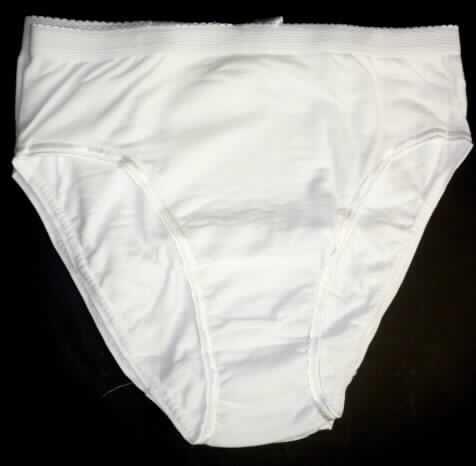 Slip für Frauen, sog. Damen Slips (Jazzpants, 3er Packung), Größe 42, siehe Foto,
- als Sortiment aus 3 Slips für den Einzelverkauf zusammengestellt,
- aus 0,7 mm dicken, einfarbigen Gewirken aus laut Antrag 100% Baumwolle,
- in der Taille abschließend, mit einem elastischen Taillenbund,
- ohne Öffnung und ohne Verschluss,
- im Schritt mit einer sogenannten Hygieneeinlage doppelt gearbeitet,
- aufgrund des anatomischen Schnitts und der Verarbeitung als Frauenkleidung erkennbar,
- an den hohen Beinausschnitten mit elastischen Bändern gesäumt,
- aufgrund des Materials, des Schnitts und der Ausstattung keine kurze Hose.