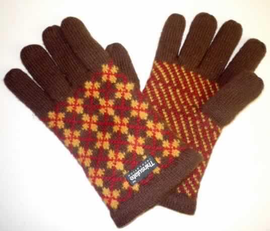 Handschuhe, Größe L, siehe Foto,
- aus 3,3 mm dicken, buntgestrickten Gestricken aus laut Antrag 99% Wolle und
  1% Polyamid (synthetische Chemiefasern),
- als Fünffingerhandschuh gearbeitet,
- wattiert gefüttert; abgepasst hergestellt.
