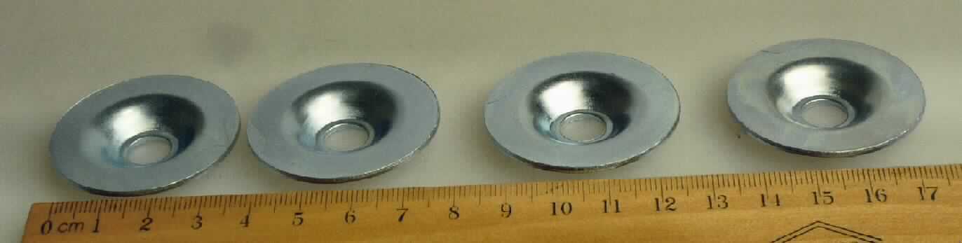 Es handelt sich um kreisrunde, flache Erzeugnisse (Durchmesser: etwa 4 cm), aus verzinktem Stahl, die mittig eine Wölbung aufweisen und mit einer kreisrunden Lochung (Durchmesser: etwa 9 mm) versehen sind.
Die Erzeugnisse dienen als Fußteller für Höhenversteller zum Ausgleich von Bodenunebenheiten, hauptsächlich für Möbel.
-Antragstellerangaben-

Abbildung siehe Anlage.

Derartige Erzeugnisse gehören als "Teile aus unedlen Metallen von Bechlägen aus unedlen Metallen, für Möbel" zur Codenummer 8302 4200 99 0 des Elektronischen Zolltarifs.