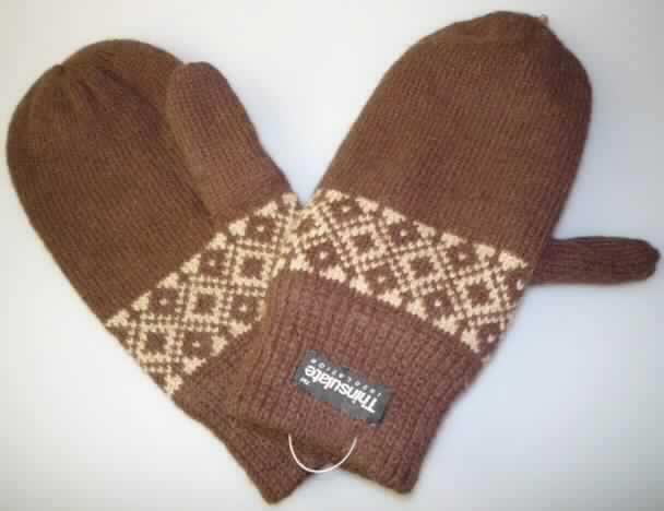 Handschuhe, Größe L, siehe Foto,
- aus 3,0 mm dicken, buntgestrickten Gestricken aus laut Antrag 99% Wolle und
  1% Polyamid (synthetische Chemiefasern),
- als Fausthandschuh mit Daumen gearbeitet,
- im Bereich der Stulpe doppelt gearbeitet und elastisch verengt,
- wattiert gefüttert; abgepasst hergestellt.