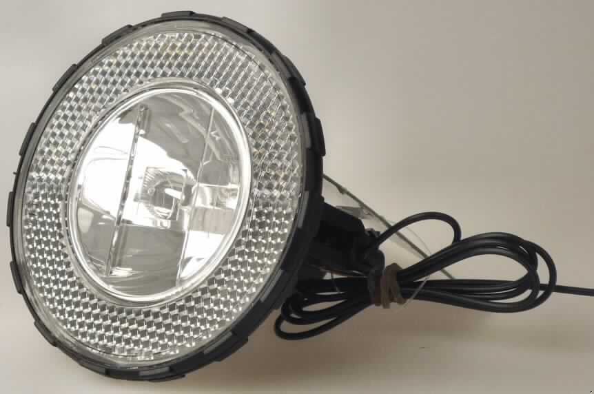 Fahrradleuchte
- in Form einer Frontleuchte (Dauerlicht), mit Halogenglühlampe und Reflektor in einem 
  zylindrischen Kunststoffgehäuse mit Anschlusskabel und Montagevorrichtung 
  (Abbildung s. Anlage),
- zur Befestigung an einen Fahrradrahmen bestimmt.


"Elektrisches Beleuchtungsgerät von der für Fahrräder verwendeten Art, sog. 
 Frontscheinwerfer"