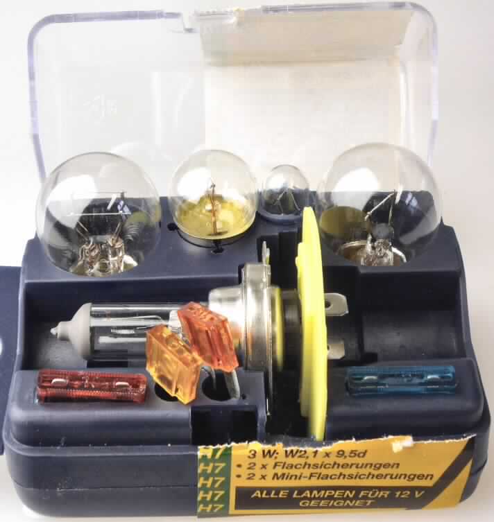 Kfz-Ersatzlampen-Set,
- aus vier Kfz-Glühlampen (1 x Kugellampe 21W BA15S, 1 x Kugellampe 5W BA15S, 1 x 
  Zweifadenlampe 21/5W BAY15D, 1 x Lampe 3W W2,1 9,5d), einer Wolfram-Halogen- 
  Glühlampe (H7) und vier Kfz-Flachsicherungen (Abbildung s. Anlage)
- für eine Spannung von 12 V
- zur Verwendung in Kraftfahrzeuge bestimmt,
- gemeinsam verpackt in einem spezifisch geformten, für den dauernden Gebrauch 
  geeigneten Kunststoffgehäuse.
Die Glühlampen bestimmen den Charakter des Ganzen.

"Elektrische Glühlampen, keine Wolfram-Halogenglühlampe, für eine Spannung von weniger 
 als 100 V, von der für Kraftfahrzeuge verwendeten Art - Warenzusammenstellung aus 
 Kfz-Glühlampen (charakterbestimmend), Wolfram-Halogen-Glühlampe und Sicherungen; 
 sog. Kfz-Ersatzlampen-Set."
