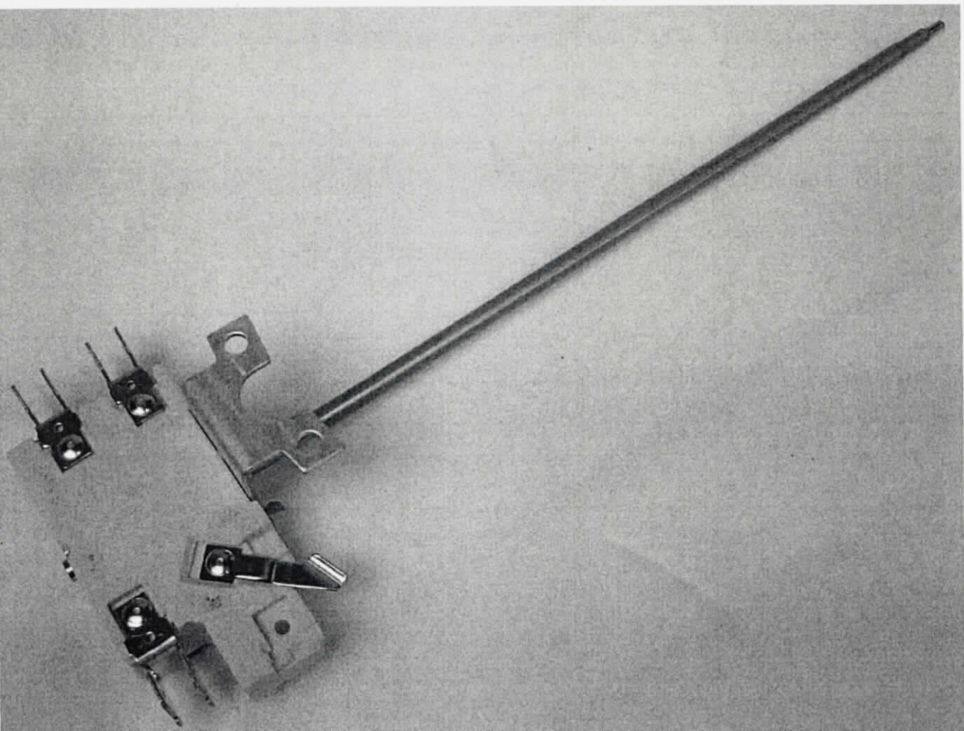 Sog. Stabregler, im Wesentlichen bestehend aus einem annähernd quaderförmigen, augenscheinlich aus einer Keramik bestehenden Gehäuse (ca. 57 x 30 x 15 mm) mit elektrischen Anschlusskontakten, zwei elektrischen Schaltern sowie einem ca. 170 mm langen Temperaturfühler (siehe Abbildung in der Anlage). Das Gerät dient als nichtelektronischer Thermostat mit Schalteinrichtungen der Regelung der Temperatur von Cerankochfeldern und schützt diese vor Überhitzung.

Das Gerät wird als "nichtelektronisches Gerät zum Regeln der Temperatur (Thermostat), nicht für zivile Luftfahrzeuge bestimmt" eingereiht.