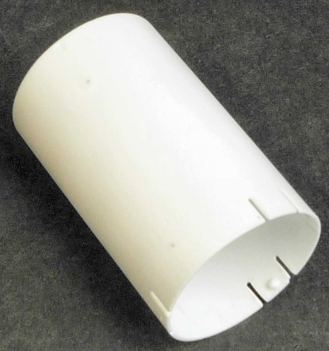 Angaben des Antragstellers:
PLASTIC-KREIOS SCHILLI-SLEEVE, Art.-Nr. 10413878
Plastikrohr zur Kabelführung; Pillar Tube

Untersuchungsergebnisse an einem Warenmuster:
Weißes, nicht biegsames Kunststoffrohr aus Polyurethan (Länge: ca. 4,9 cm; Durchmesser: ca. 3 cm). Das Rohr ist einseitig, in regelmäßigen Abständen, mit dreimal zwei Einkerbungen versehen (Tiefe: ca. 0,5 cm), zwischen denen sich jeweils eine punktförmige Verbreiterung befindet (siehe Abbildung).

Befund:
Es liegt ein Kunststoffrohr im Sinne der Position 3917 vor.