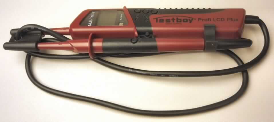 Multimeter, "Testboy Profi LCD Plus", als kombiniertes Gerät in Form einer Warenzusammenstellung in Aufmachung für den Einzelverkauf, im Wesentlichen bestehend aus einem Kunststoffgehäuse (238 x 70 x 30 mm) ausgestattet mit einem LC-Display, einer "Prüfspitze" mit abschraubbarem Adapter, drei Bedienelementen in Form von Drucktastknöpfen, einem Summer, einem Beleuchtungssensor zum automatischen Zuschalten der Displaybeleuchtung, einer LED-Leuchte zum Auffinden der Messstellen sowie zwei Batterien (AAA 1,5V). Das Messgerät (charakterbestimmend in Bezug auf die Verwendung; kennzeichnende Funktion) ist mit einer zweiten "Prüfspitze" mit abschraubbarem Adapter und einem Bedienelement über ein Kabel fest verbunden, und bildet somit eine funktionelle Einheit. Die "Data HOLD Funktion" des Gerätes ist keine Registrierungsvorrichtung im Sinne des Zolltarifs. Das Messgerät ist zusammen mit einer Bedienungsanleitung und zwei separaten Prüfspitzenadaptern in einem farbigen Karton verpackt.
Das Multimeter dient insbesondere dem Messen oder Prüfen von Gleich- und Wechselspannung im Bereich 6 bis 1000 Volt, Widerstand 0 bis 2000 Ohm, der einpoligen Phasenprüfung, der zweipoligen Drehfeldprüfung, dem FI/RCD-Prüftest sowie der Durchgangsprüfung.
Die Ware wird als "Gerät zum Messen oder Prüfen elektrischer Größen (Spannung, Widerstand), ausgenommen Zähler der Pos. 9028, anderes als UPos. (HS) 9030 10 bis 9030 20, als Multimeter ohne Registrierungsvorrichtung, nicht für zivile Luftfahrzeuge bestimmt" eingereiht.

Abbildung: siehe Anlage