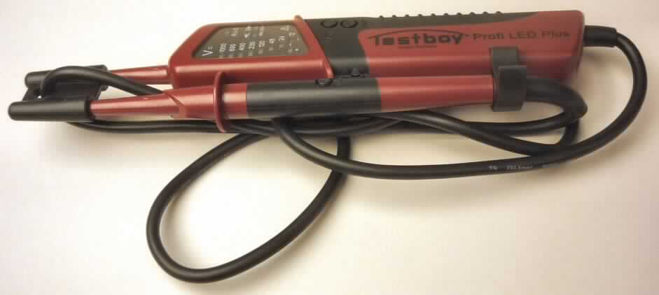 Multimeter, "Testboy Profi LED Plus", als kombiniertes Gerät in Form einer Warenzusammenstellung in Aufmachung für den Einzelverkauf, im Wesentlichen bestehend aus einem Kunststoffgehäuse (238 x 70 x 30 mm) ausgestattet mit zwölf LED zur Messwert- bzw. Prüfergebnisanzeige, einer "Prüfspitze" mit abschraubbarem Adapter, zwei Bedienelementen in Form von Drucktastknöpfen, einem Summer, einer LED-Leuchte zum Auffinden der Messstellen sowie zwei Batterien (AAA 1,5V). Das Messgerät (charakterbestimmend in Bezug auf die Verwendung; kennzeichnende Funktion) ist mit einer zweiten "Prüfspitze" mit abschraubbarem Adapter und einem Bedienelement über ein Kabel fest verbunden, und bildet somit eine funktionelle Einheit. Das Messgerät ist zusammen mit einer Bedienungsanleitung und zwei separaten Prüfspitzenadaptern in einem farbigen Karton verpackt.
Das Multimeter dient insbesondere dem Messen oder Prüfen von Gleich- und Wechselspannung im Bereich 6 bis 1000 Volt, der einpoligen Phasenprüfung, der zweipoligen Drehfeldprüfung, dem FI/RCD-Prüftest sowie der Durchgangsprüfung.
Die Ware wird als "Gerät zum Messen oder Prüfen elektrischer Größen (Spannung, Widerstand), ausgenommen Zähler der Pos. 9028, anderes als UPos. (HS) 9030 10 bis 9030 20, als Multimeter ohne Registrierungsvorrichtung, nicht für zivile Luftfahrzeuge bestimmt" eingereiht.

Abbildung: siehe Anlage