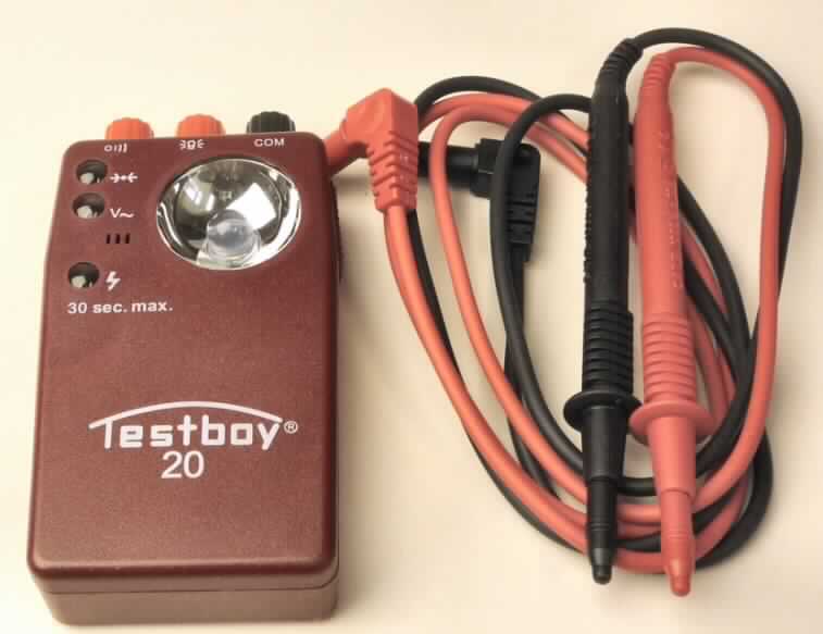 Multimeter, "Testboy 20", als kombiniertes Gerät in Form einer Warenzusammenstellung in Aufmachung für den Einzelverkauf, im Wesentlichen bestehend aus einem Prüfgerät (charakterbestimmend in Bezug auf die Verwendung; kennzeichnende Haupttätigkeit) mit den Abmessungen 120 x 60 x 30 mm, ausgestattet mit drei Anschlussbuchsen, zwei Anzeige LED, einer Glimmlampe, einem ausklappbaren Metallbügel, drei Batterien (AA 1,5 V) sowie einer LED-Leuchte. Das Gerät ist zusammen mit zwei Messleitungen und einer Bedienungsanleitung in einem farbigen Karton verpackt. Je nach Art der durchgeführten Messung werden die Messleitungen an die Anschlussbuchsen des Gerätes angeschlossen. Das Gerät dient der optisch (0 bis 20 Ohm)  oder akustisch (0 bis 250 Ohm) signalisierten Durchgangsprüfung, der berührungslosen Spannungsprüfung sowie der einpoligen Phasenprüfung in einem Arbeitsbereich bis 400 V.
Die Ware wird als "Gerät zum Messen oder Prüfen elektrischer Größen (Spannung, Widerstand), ausgenommen Zähler der Pos. 9028, anderes als UPos. (HS) 9030 10 bis 903020, als Multimeter ohne Registrierungsvorrichtung, nicht für zivile Luftfahrzeuge bestimmt" eingereiht.