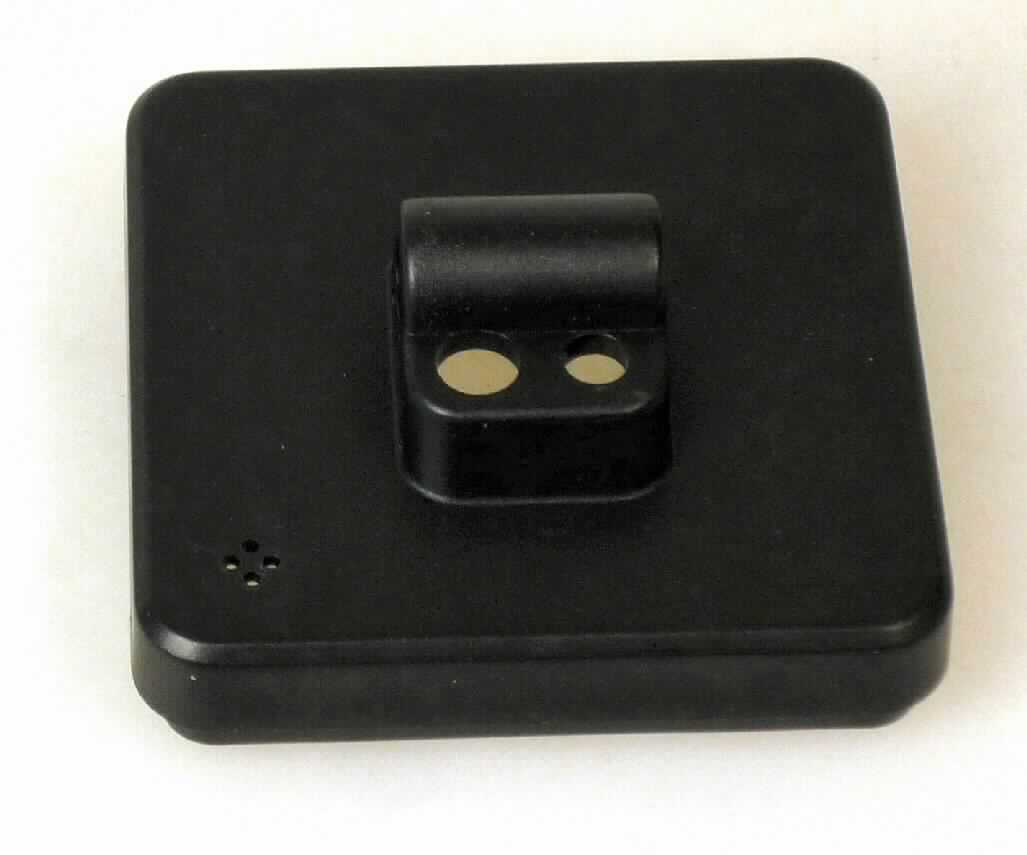 Gehäuseunterteil, im Wesentlichen bestehend aus einem ca. 4,8 cm x 4,8 cm x 2,1 cm großen spezifisch nach technischer Zeichnung geformten Formteil aus formgepresstem Kunststoff. Die Ware ist sowohl mit runden Aussparungen als auch mit diversen Rastvorrichtungen und Einkerbungen versehen (äußere Form: siehe Abbildung in der Anlage).
Die Ware dient als Gehäuseteil eines E-Bike Fahrradcomputers und wird als "Teil erkennbar hauptsächlich für Geschwindigkeitsmesser für Landfahrzeuge bestimmt" eingereiht.