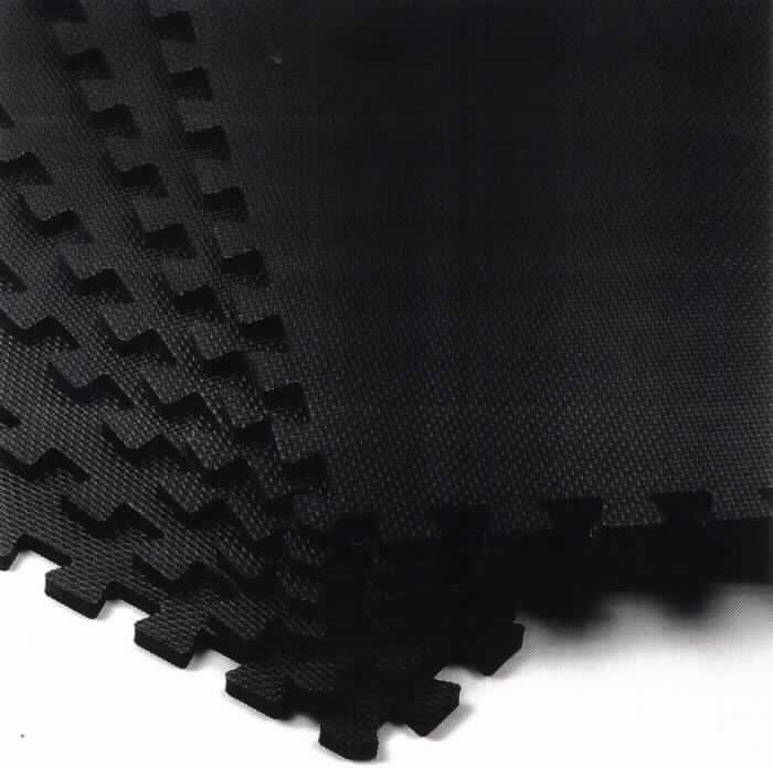 Angaben des Antragstellers:
Bodenschutz-Puzzlematte im 6er Set
Material: EVA-Schaumstoff (Polyethylen-Vinylacetat-Schaum)

Die einzelnen Elemente der Matte sind 63 x 63 x 1,2 cm groß und lassen sich über Zinken zusammensetzen. Die Elemente sind schwarz und dienen als Unterlage für Sportgeräte oder als Turnmatte.

Es wurde kein Warenmuster vorgelegt.

Befund:
Es handelt sich um einen Bodenbelag aus Kunststoff im Sinne der Unterposition (KN) 3918 9000. Nach den objektiven Merkmalen und dem Verwendungszweck liegt kein Spielzeug der Position (HS) 9503 vor.