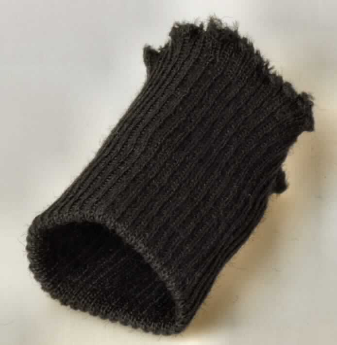 Teil von Kleidung, Foto siehe Anlage,
- schlauchförmig, in den Abmessungen (flachliegend gemessen): 7 cm x 9 cm,
- doppellagig gearbeitet, aus insgesamt 3,2 mm dicken, einfarbigen, gerippten Gewirken 
  aus laut Antrag 100 % Schurwolle,
- durch Überwendlichnähte gesäumt, somit konfektioniert,
- wird als Ärmelbündchen in ein Kleidungsstück eingenäht und stellt sich aufgrund der Form
  und der Beschaffenheit als erkennbares Teil von Kleidung dar.

"Teil von Kleidung, aus Gewirken"