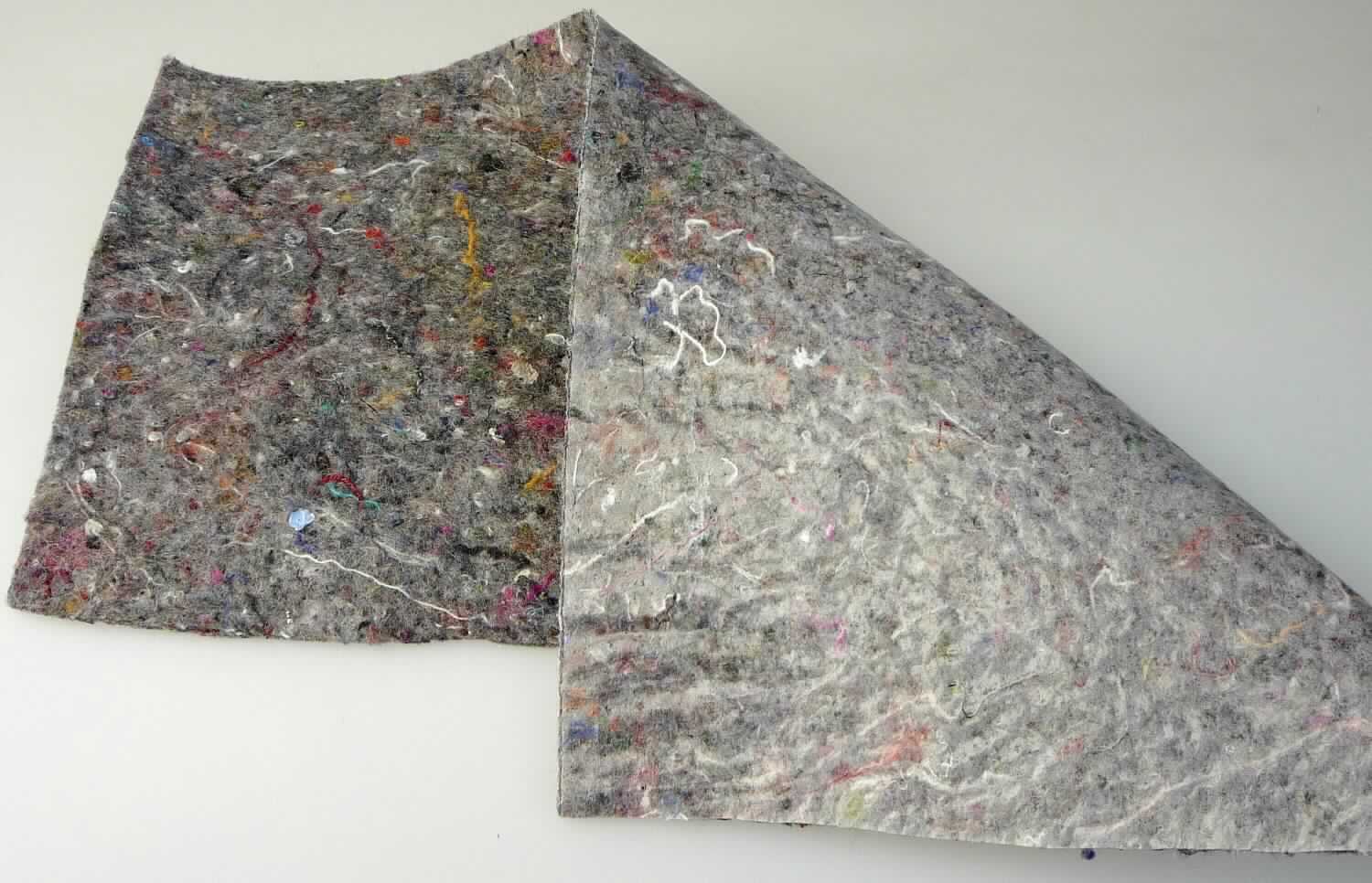 Nadelfilz, sog. Malerabdeckvlies, Art. 390986, Foto siehe Anlage, 
- rechteckig zugeschnitten, laut Antrag in den Abmessungen (L x B): 1 m x 3 m,
- aus einem Nadelfilz aus Reißspinnstoffen (verschiedene Fasern), somit kein Vliesstoff der Position 5603,
- einseitig mit einer klarsichtigen Kunststofffolie (kein Zellkunststoff) versehen,
- mit einem Anteil an Spinnstoffen von über 50 GHT.

"Filz (Nadelfilz), mit Lagen versehen"