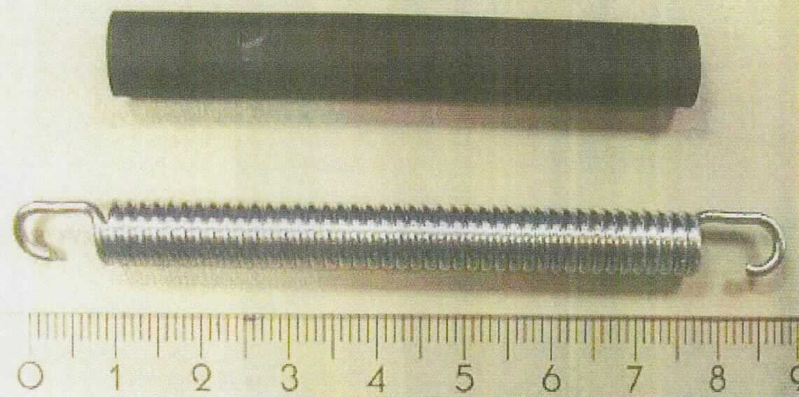 Es handelt sich um schraubenlinienförmige, kaltgeformte Zugfedern (Außendurchmesser: ca. 7,28 mm) aus Stahldraht mit kreisrundem Querschnitt, die an beiden Enden mit einer Befestigungsvorrichtung in Form eines Hakens ausgestattet sind. Der gewundene Draht ist mit einer abnehmbaren Hülle aus Kunststoff oder Kautschuk umgeben.
Gesamtlänge: ca. 8,9 cm.
Die Erzeugnisse sind zum Einbau in den Außenspiegel (nicht Gegenstand der vZTA) von PKW bestimmt, sie ermöglichen das Umklappen des sog. Spiegelkopfs aus der Fahrstellung in die Parkstellung.
-Antragstellerangaben-
Der Charakter der aus verschiedenen Stoffen zusammengesetzten Ware wird durch die Zugfeder aus Stahl bestimmt

Abbildung siehe Anlage.

Derartige Erzeugnisse gehören als "schraubenlinienförmige Zugfedern aus Stahl, kaltgeformt" zum TARIC-Code 
7320 2085 90.