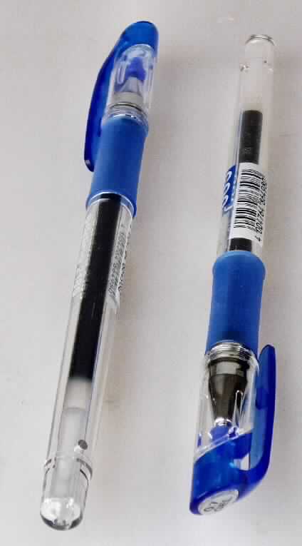 Sog. Kugelschreiber, Chrytaljelly, Art. edding 2185, bestehend aus einem Kunststoffgehäuse
mit Schutzkappe mit Klip (L = 14,5 cm) und rutschhemmender Kunststoffummantelung vor
der Schreibspitze. Die Schreibspitze besteht aus unedlem Metall und fasst eine kleine
Schreibkugel ein. Die Schreibspitze ist mit einer Mine verbunden, die ein farbiges Gel
(flüssige Tinte) enthält.
Zwei dieser Schreiber sind in einer bedruckten Tüte aus Kunststofffolie mit Aufhängeöse
verpackt.

Diese Ware ist als "Kugelschreiber mit flüssiger Tinte" einzureihen.