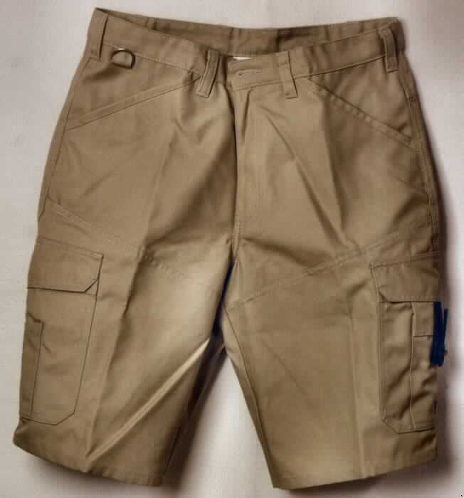 Kurze Hose, sog. Herren-Jeans-Shorts, Art. 1866-560-042, Größe 50, Foto siehe Anlage,
- aus 0,5 mm dicken, einfarbigen Geweben aus laut Antrag 65 % Polyester (synthetische 
  Chemiefasern) und 35 % Baumwolle,
- in der Taille abschließend, mit einem ca. 4 cm breiten Bund mit Gürtelschlaufen,
- vorn mit einer Öffnung mit Reißverschluss, verdeckt von einer Patte mit Knopfverschluss 
  im Bund von links über rechts (Männerkleidung),
- vorn mit zwei eingesetzten Eingriffstaschen, seitlich mit zwei aufgesetzten Taschen mit 
  Patte mit Druckknopfverschluss und darauf aufgesetzten, kleineren Taschen, eine davon mit 
  einer Verschlussvorrichtung aus Kunststoff; mit zwei aufgesetzten Gesäßtaschen mit 
  Druckknopfverschluss,
- mit kurzen Hosenbeinen, die nicht die Knie bedecken (Seitenlänge: 57 cm),
- an den Beinabschlüssen durch Umschlagen und Festnähen gesäumt,
- keine Einreihung als Arbeitskleidung, u.a. da bei kurzen Hosen eine entsprechende 
  Unterteilung nicht vorgesehen ist.

 "Kurze Hose, aus Geweben, für Männer, aus synthetischen Chemiefasern"