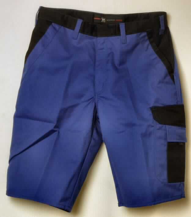Kurze Hose, sog. Herrenshorts, Art. 1611-558-013, Größe 48, Foto siehe Anlage,
- aus verschiedenen, 0,4 mm dicken, einfarbigen Geweben aus laut Antrag 65 % Polyester
  (synthetische Chemiefasern) und 35 % Baumwolle,
- in der Taille abschließend, mit einem ca. 4 cm breiten Bund mit Gürtelschlaufen,
- vorn mit einer Öffnung mit Reißverschluss, verdeckt von einer Patte mit Knopfverschluss im
  Bund von links über rechts (Männerkleidung),
- vorn mit zwei eingesetzten Eingriffstaschen, mit verschiedenen, seitlich aufgesetzten 
  Taschen und mit einer aufgesetzten Gesäßtasche mit Patte und Druckknopfverschluss,
- mit kurzen Hosenbeinen, die nicht die Knie bedecken (Seitenlänge: 59 cm),
- an den Beinabschlüssen durch Umschlagen und Festnähen gesäumt,
- keine Einreihung als Arbeits- und Berufskleidung, u.a. da bei kurzen Hosen eine 
  entsprechende Unterteilung nicht vorgesehen ist.

"Kurze Hose, aus Geweben, für Männer, aus synthetischen Chemiefasern"